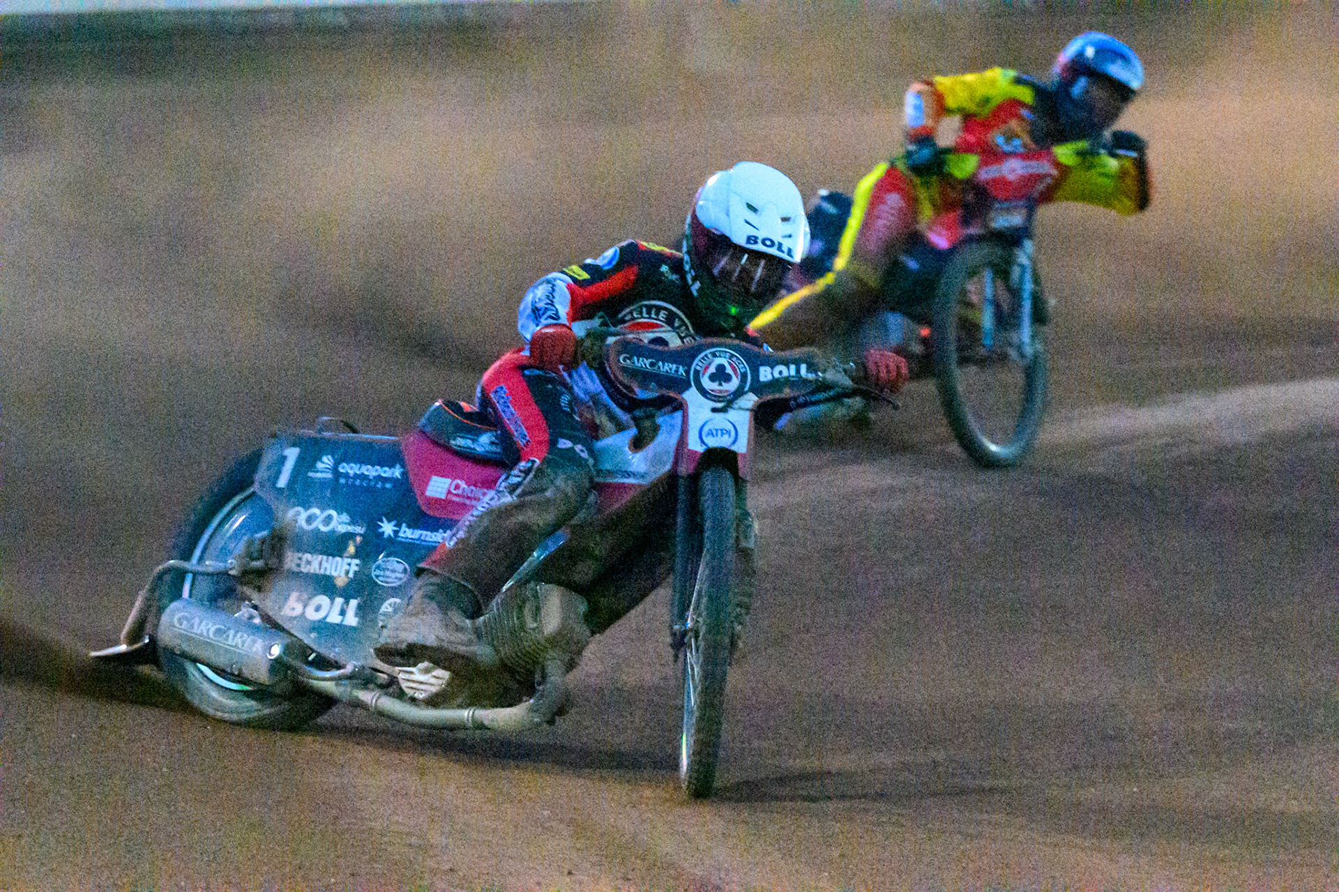 Brady Kurtz of Belle Vue Aces in White leading Dan Thompson of Leicester Lions in Blue during the Rowe Motor Oil Premiership match between Leicester Lions and Belle Vue Aces at the Hydroscan Arena, Leicester on Monday 7th September 2026. (Photo: Ian Charles | MI News)