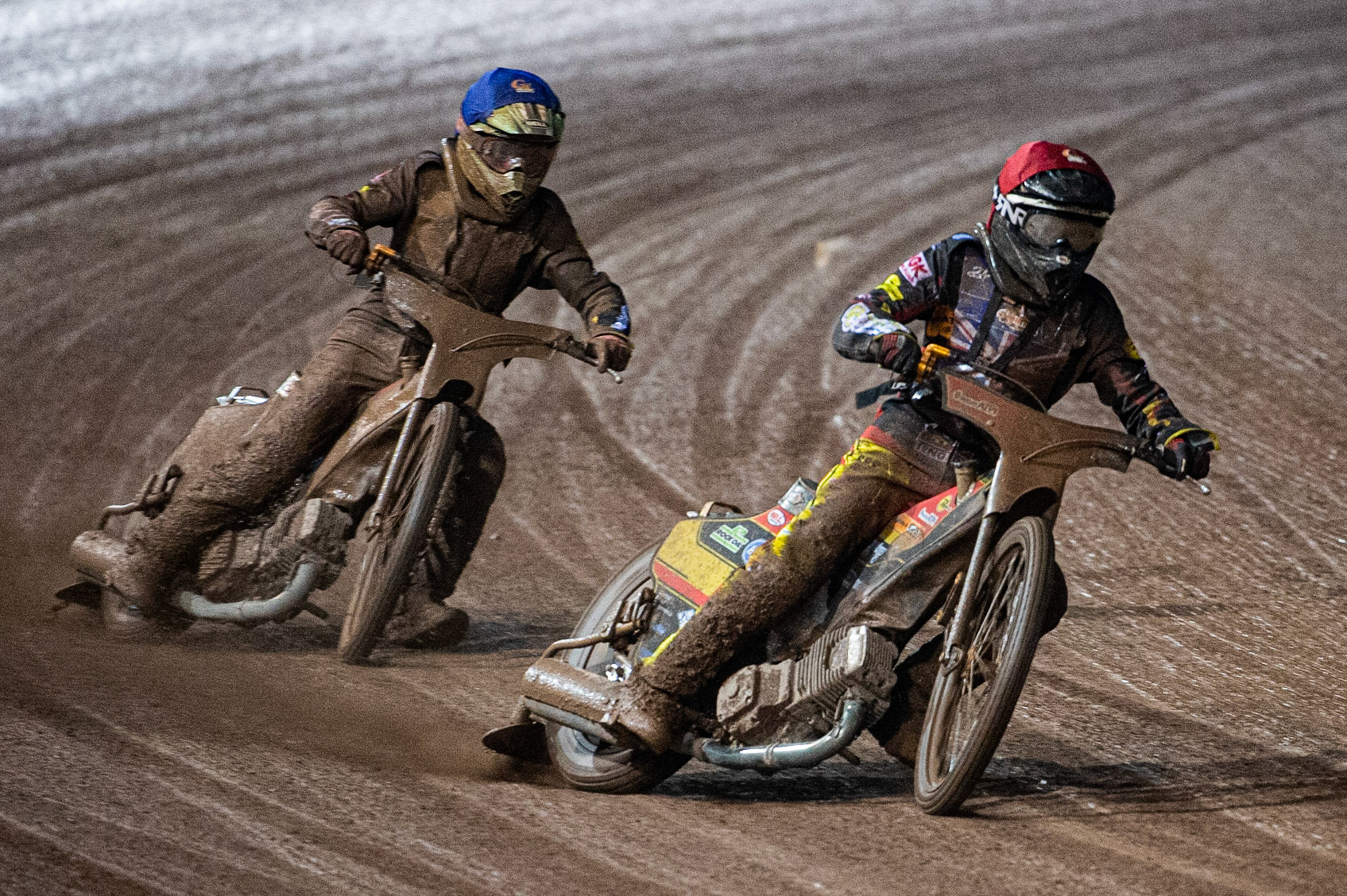 Photo: Ian CharlesDan Thompson (Red)  leads twin brother Joe Thompson  (Blue) Sports Insure British Speedway Championship Final, National Speedway Stadium, Manchester Monday  28  September  2020
