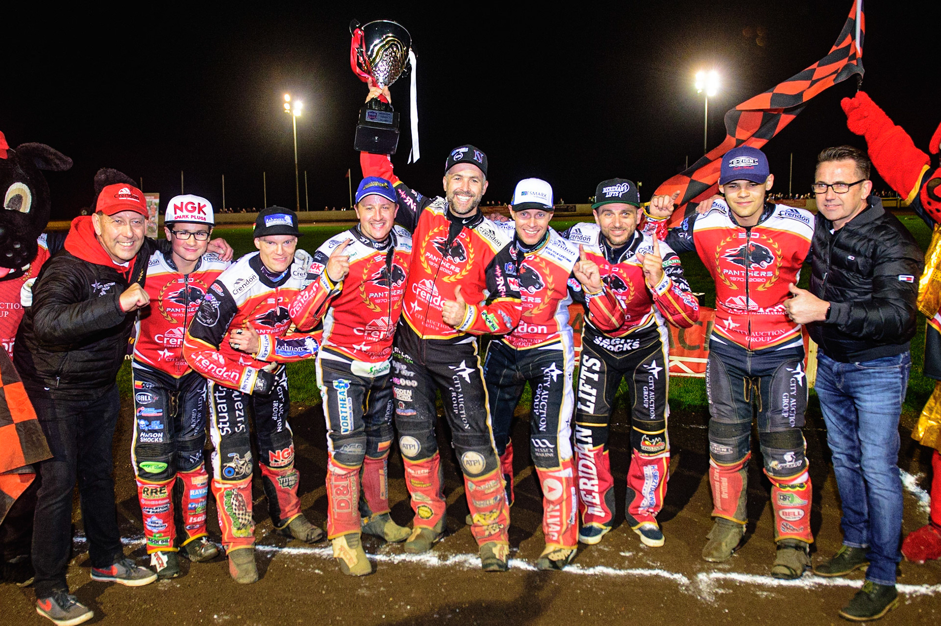 PETERBOROUGH, UK. OCT 14TH The panthers with the trophy during the SGB Premiership Grand Final 2nd leg between Peterborough and Belle Vue Aces at East of England Showground, Peterborough on Thursday 14th October 2021. (Credit: Ian Charles | MI News)