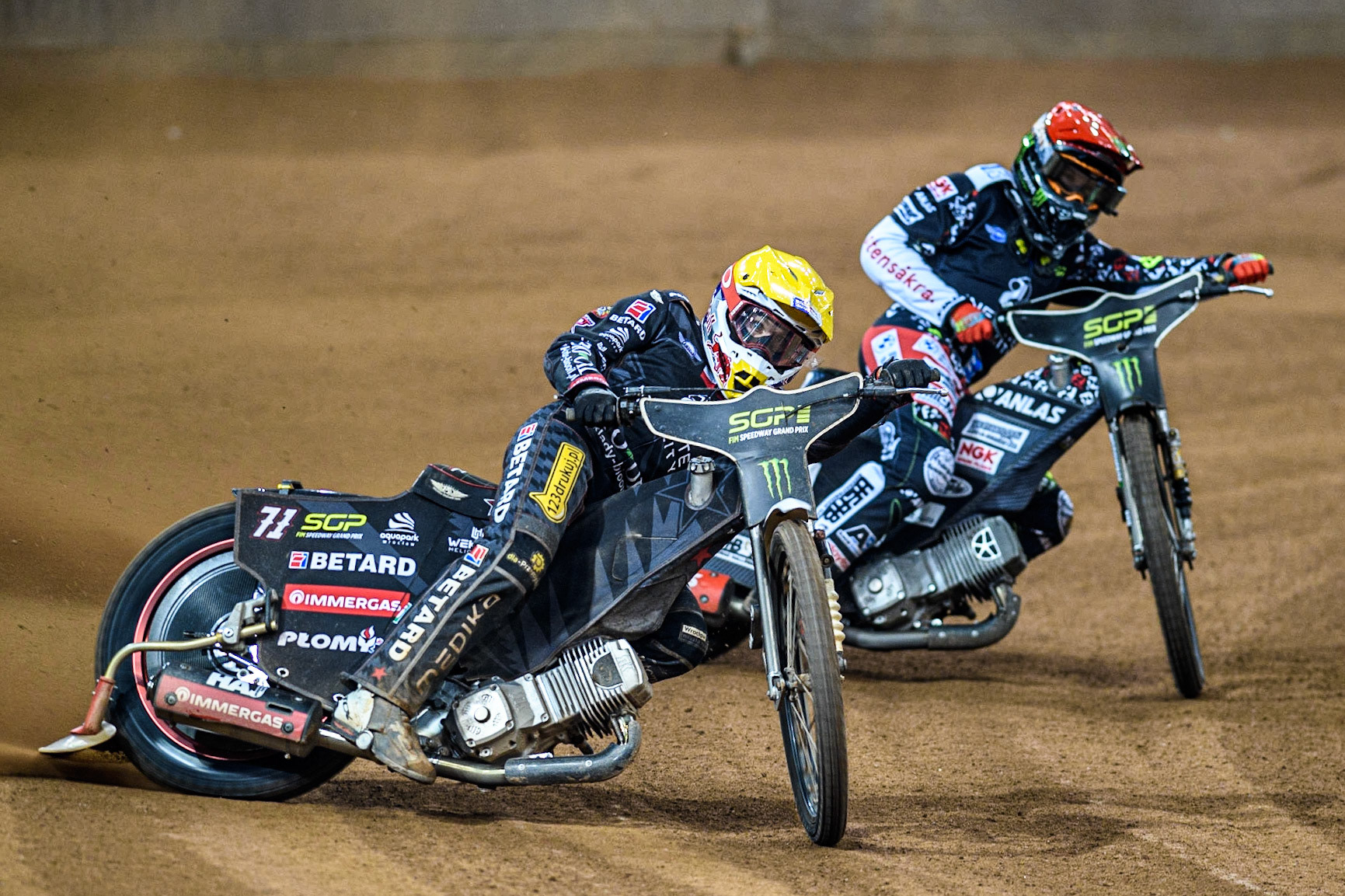 Maciej Janowski (71) (Yellow) leads  Freddie Lindgren (66) (Red) during the FIM Speedway Grand Prix of Great Britain at the Principality Stadium, Cardiff on Saturday 2nd September 2023. (Photo: Ian Charles | MI News)
