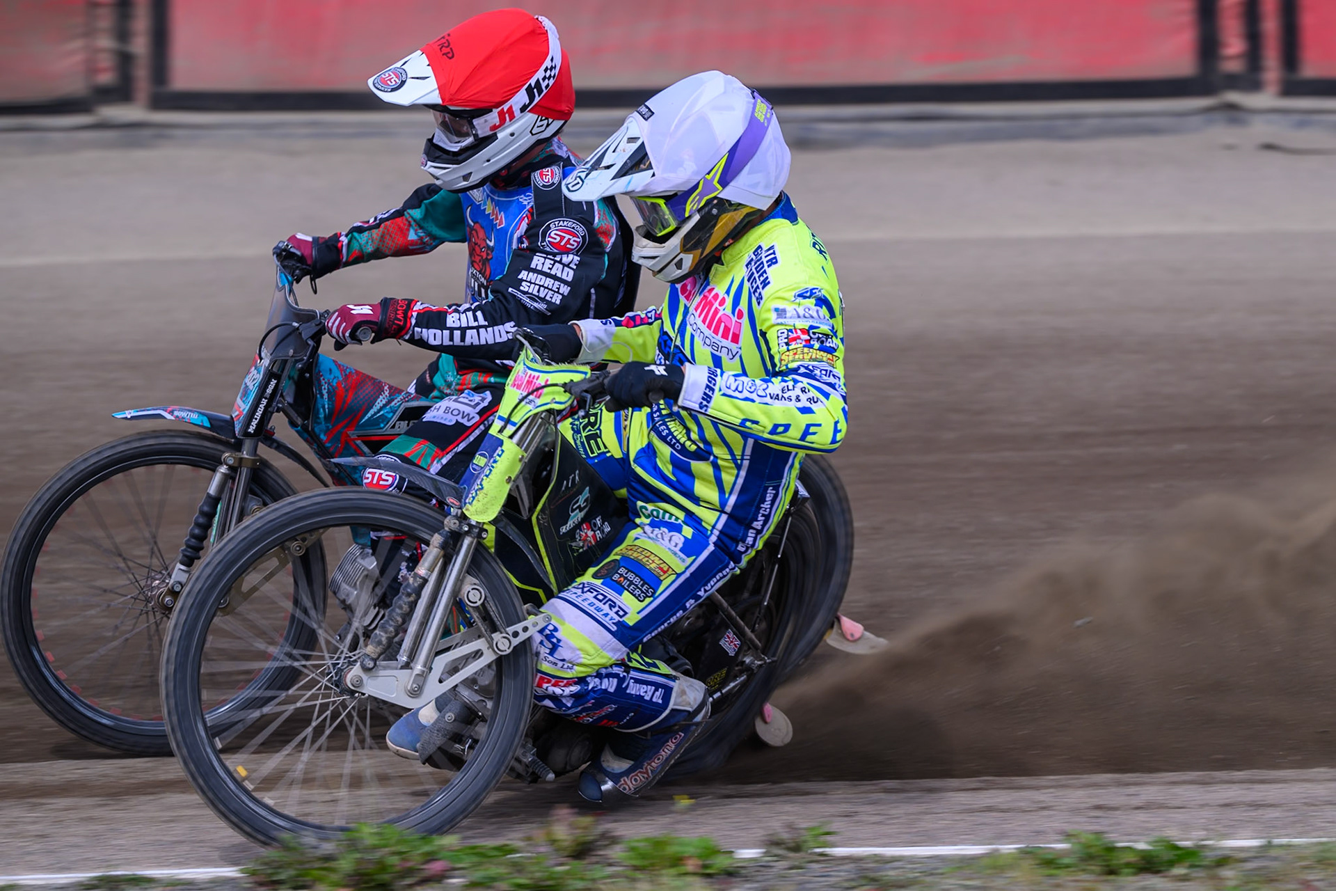 Darryl Ritchings of Oxford Chargers in White tries to pass Alfie Bowtell of Buxton Bulls in Red during the WSRA National Development League match between Buxton Bulls and Oxford Chargers at Hi-Edge Speedway, Buxton on Sunday 2nd August 2026. (Photo: Ian Charles | MI News)