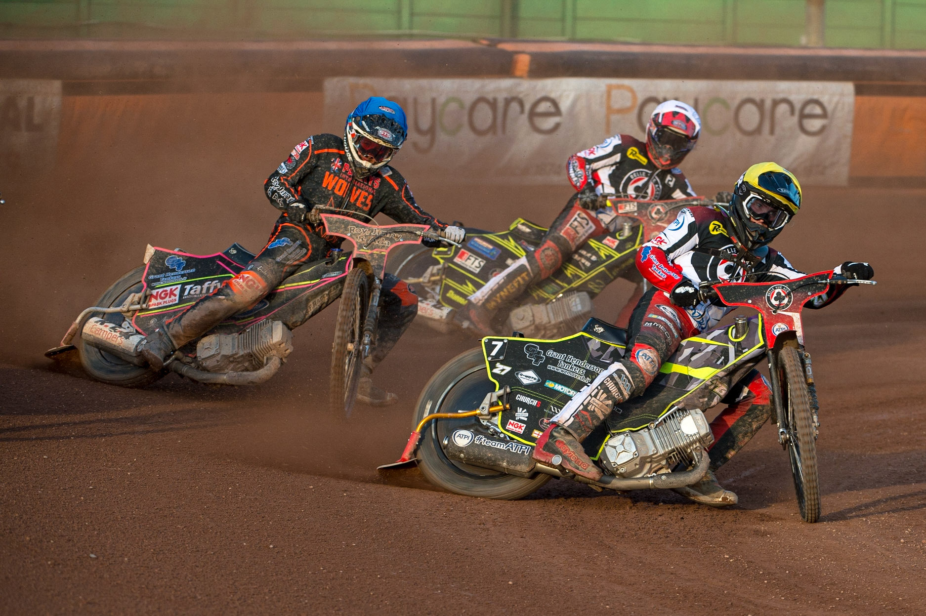 WOLVERHAMPTON, UK. JUN 20TH Tom Brennan  (Yellow) leads Leon Flint  (Blue) and Jye Etheridge  (White) during the SGB Premiership match between Wolverhampton Wolves and Belle Vue Aces at Monmore Green Stadium, Wolverhampton on Monday 20th June 2022. (Credit: Ian Charles | MI News)