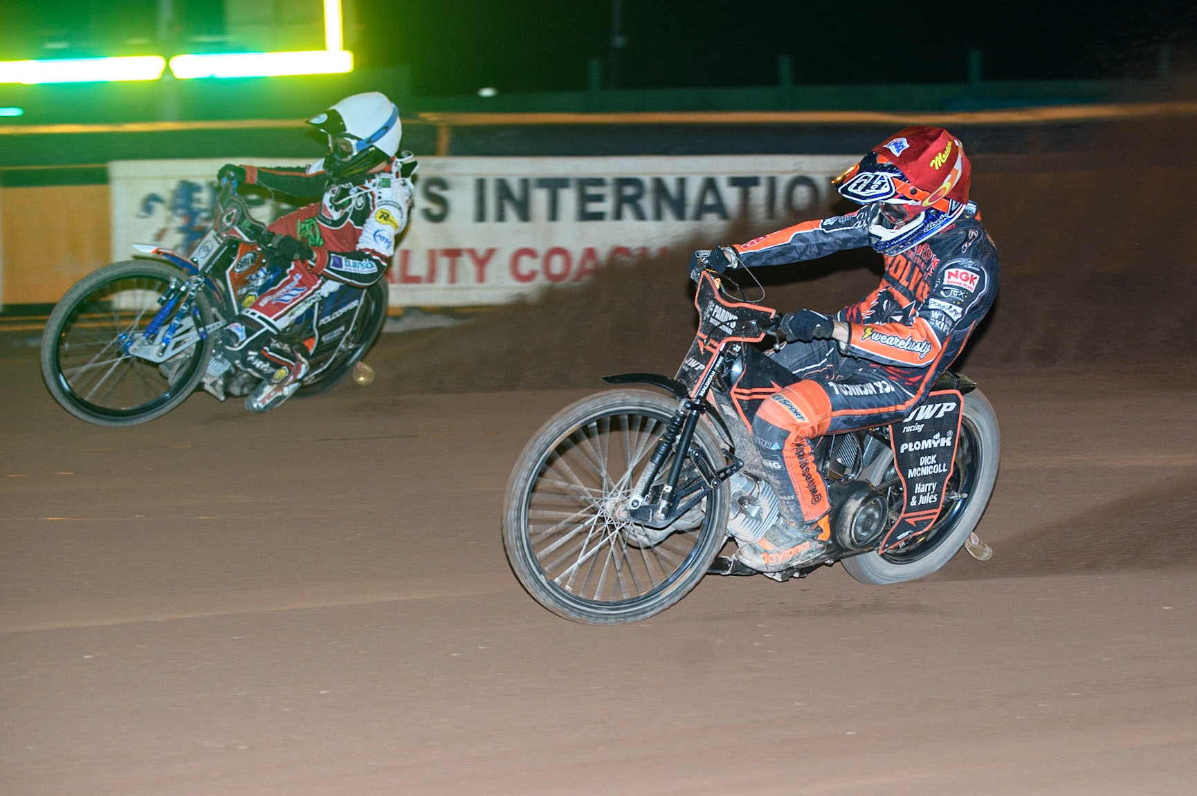 WOLVERHAMPTON, UK. AUGUST 30TH. Dan Bewley  (White) outside Ryan Douglas  (Red)during the SGB Premiership match between Wolverhampton Wolves and Belle Vue Aces at Monmore Green Stadium, Wolverhampton on Monday 30th August 2021. (Credit: Ian Charles | MI News)