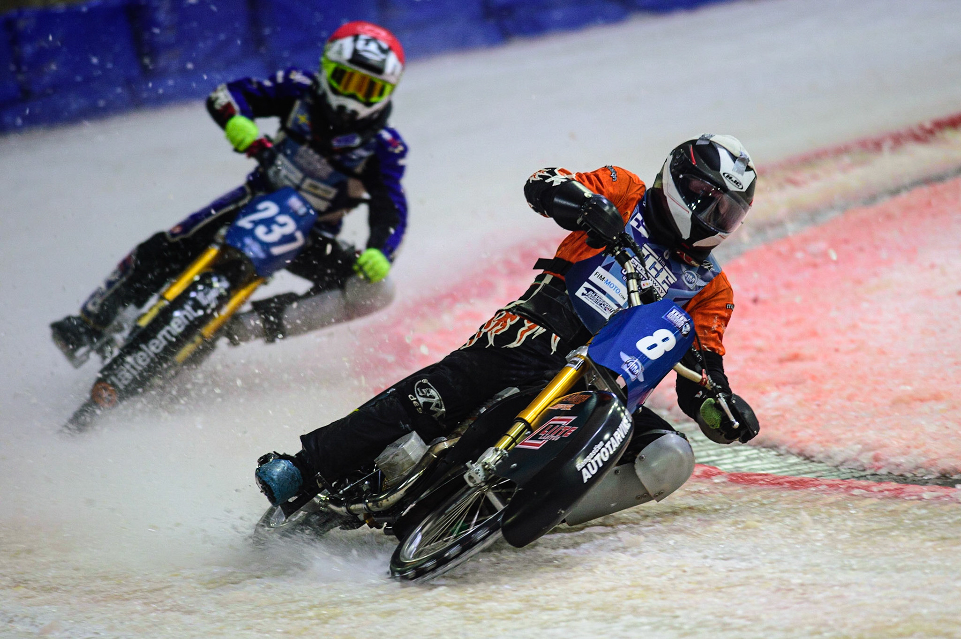 HEERENVEEN, NL.  Aki Ala-Riihimäki (8) (White) leads Jimmy Hörrnell (237) (Red) during the FIM Ice Speedway Gladiators World Championship Final 4 at Ice Rink Thialf, Heerenveen on Sunday  3 April 2022. (Credit: Ian Charles | MI News)
