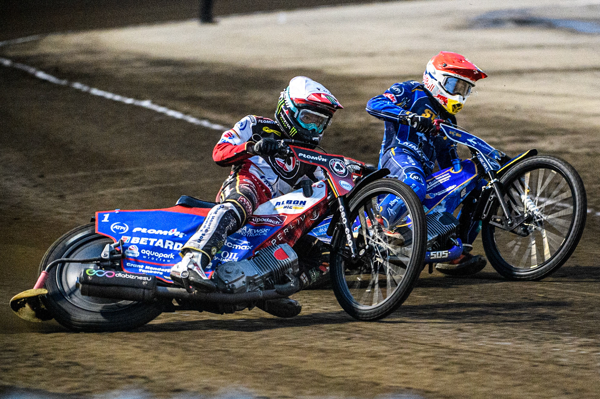 Robert Lambert passes Dan Bewley (White) on the inside during the Sports Insure Premiership match between King's Lynn Stars and Belle Vue Aces at the Adrian Flux Arena, King's Lynn on Thursday 24th August 2023. (Photo: Ian Charles | MI News)