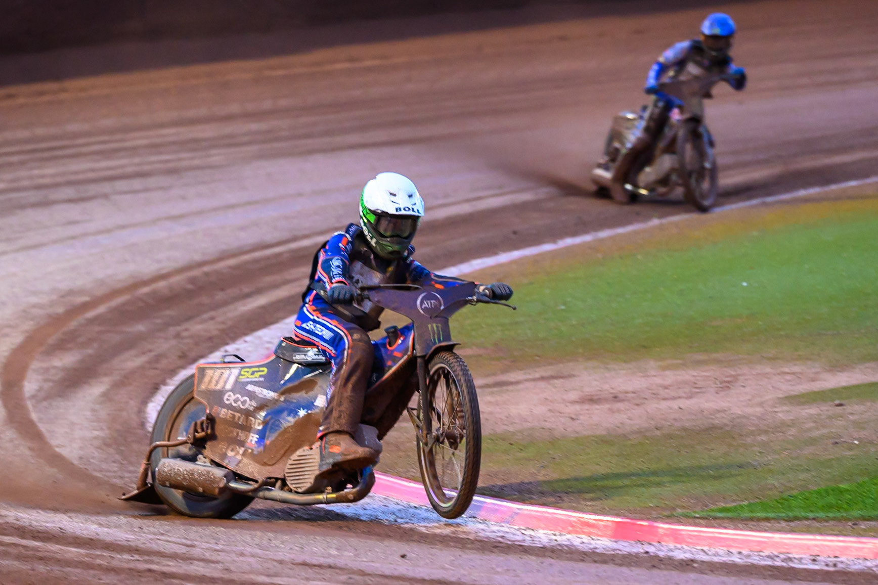 Brady Kurtz (101) of Australia in White leading Jack Holder (25) of Australia in Blue in the Final during the ATPI  FIM Speedway GP of Manchester at the National Speedway Stadium, Manchester on Friday 5th June 2026. (Photo: Ian Charles | MI News)