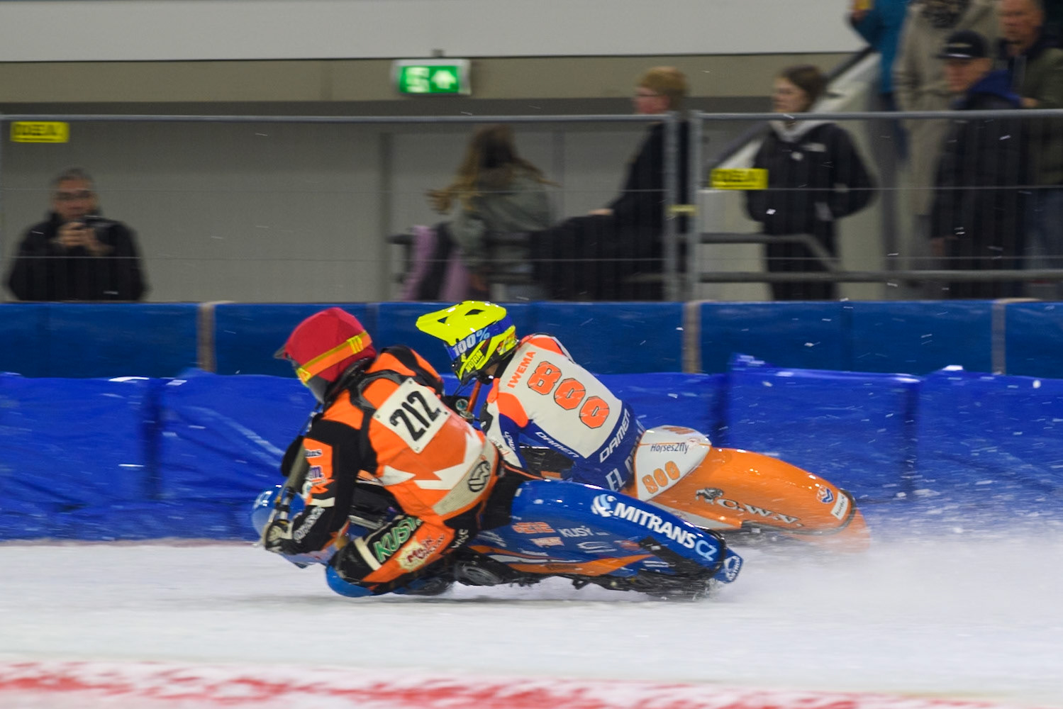 Lukas Hutla (212) of the Czech Republic in Red rides inside Jasper Iwema (800) of The Netherlands in Yellow during the FIM Ice Speedway Gladiators World Championship, Final 3 at the Ice Stadium, Thialf, Heerenveen on Saturday 5th April 2025. (Photo: Ian Charles | MI News)
