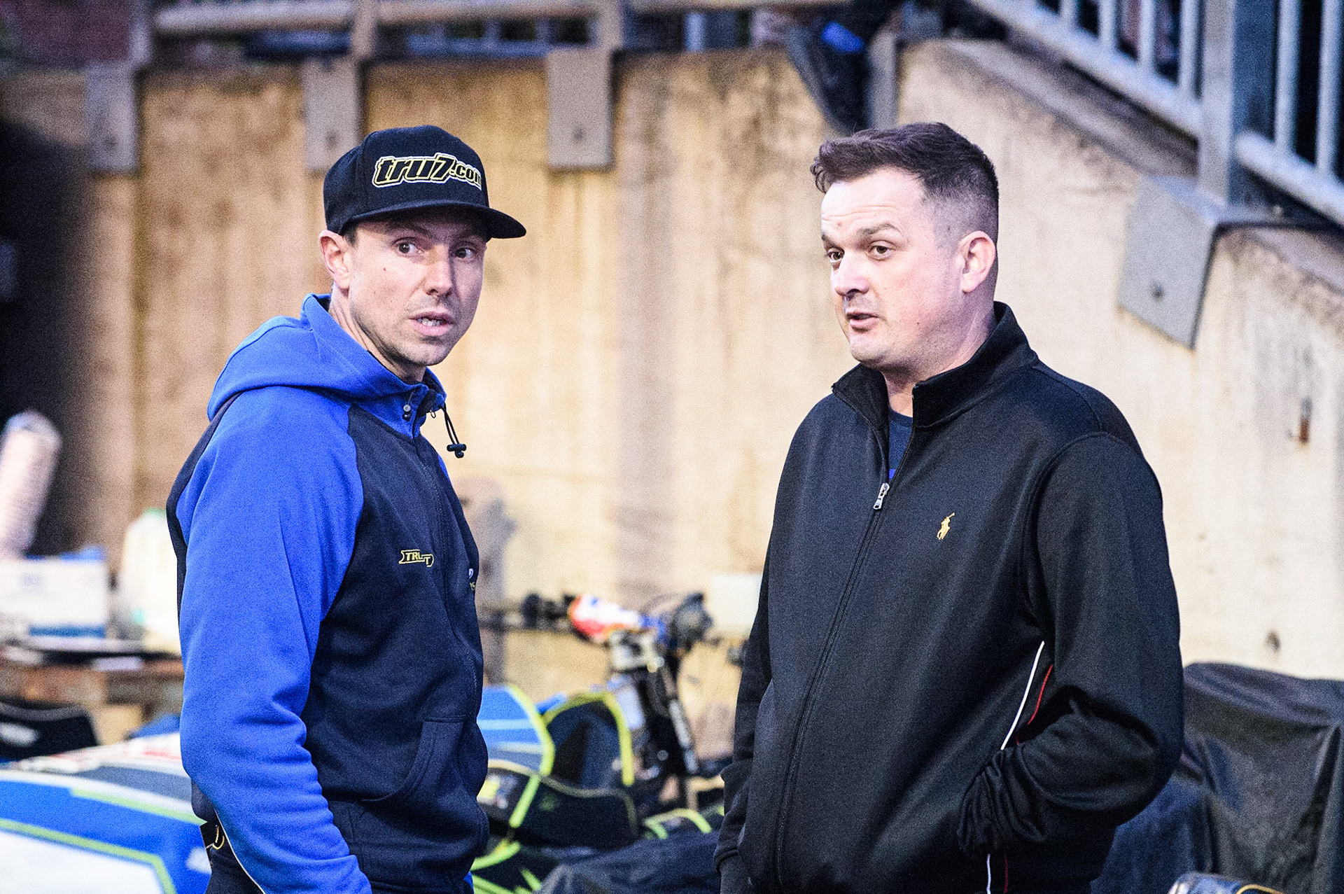 SHEFFIELD, UK. OCT 4THSheffield TruPlant Tigers  Manager Simon Stead  (left) with pro other Damien Bates during the SGB Premiership Semi Final Playoff 1st Leg between Sheffield Tigers and Belle Vue Aces at Owlerton Stadium, Sheffield on Monday 4th October 2021. (Credit: Ian Charles | MI News)