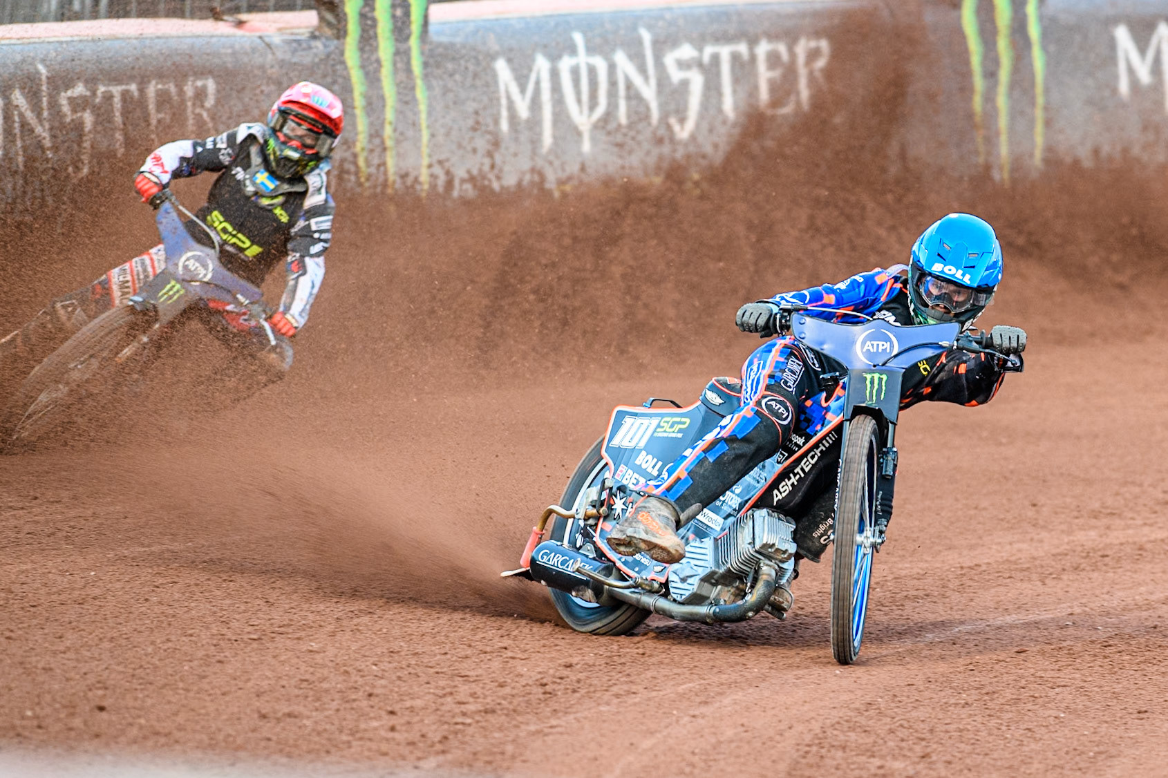 Grand Final: Brady Kurtz (101) of Australia in Blue leading Fredrik Lindgren (66) of Sweden in Red during the ATPI FIM Speedway Grand Prix Round 5 at the National Speedway Stadium, Manchester, on Saturday 14th June 2025. (Photo: Ian Charles | MI News)