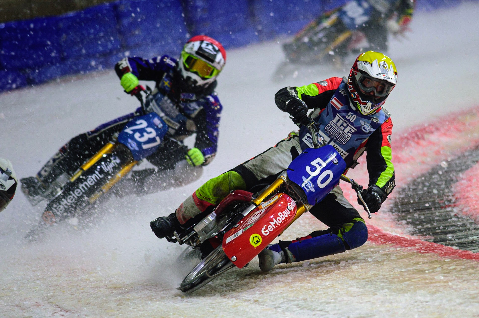 HEERENVEEN, NL.  Harald Simon (50) (Yellow) leads Jimmy Hörrnell (237)  (Red) during the FIM Ice Speedway Gladiators World Championship Final 4 at Ice Rink Thialf, Heerenveen on Sunday  3 April 2022. (Credit: Ian Charles | MI News)