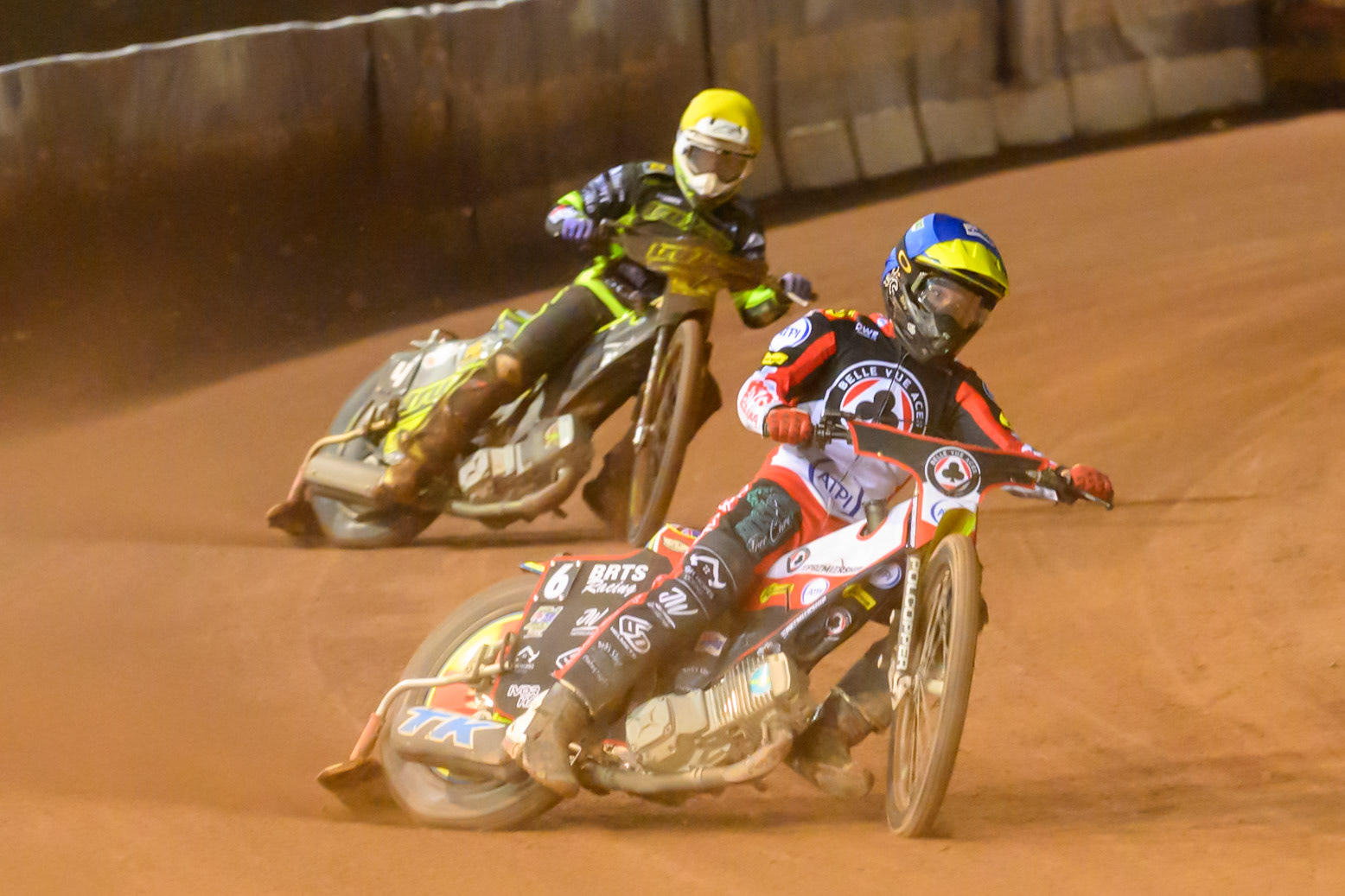 Tate Zischke of Belle Vue Aces  in Blue leading Tom Brennan of Ipswich Witches in Yellow during the Rowe Motor Oil Premiership Play Off Semi Final 2nd leg match between Belle Vue Aces and Ipswich Witches at the National Speedway Stadium, Manchester on Monday 28th September 2026. (Photo: Ian Charles | MI News)