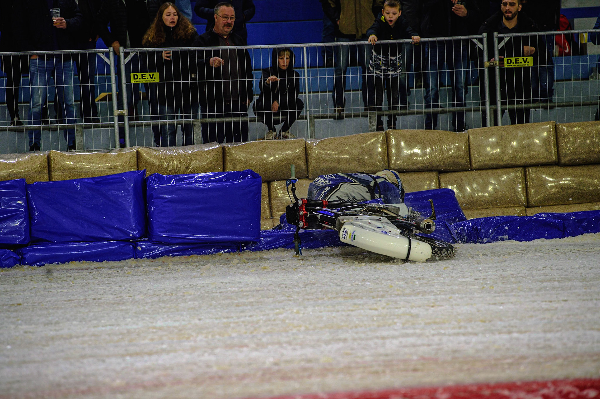 HEERENVEEN, NL.  Max Koivula (24) spins off during the FIM Ice Speedway Gladiators World Championship Final 4 at Ice Rink Thialf, Heerenveen on Sunday  3 April 2022. (Credit: Ian Charles | MI News)
