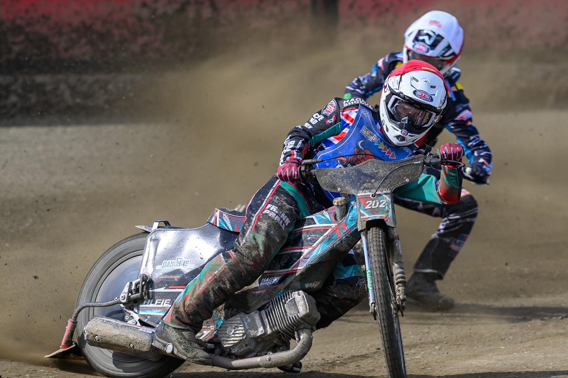 Alfie Bowtell of Buxton Bulls  in Red leading Freddy Hodder of Leicester Lion Cubs  in White during the Challenge match between Buxton Bulls and Leicester Lion Cubs at Hi-Edge Speedway, Buxton on Sunday 26th April 2026. (Photo: Ian Charles | MI News)