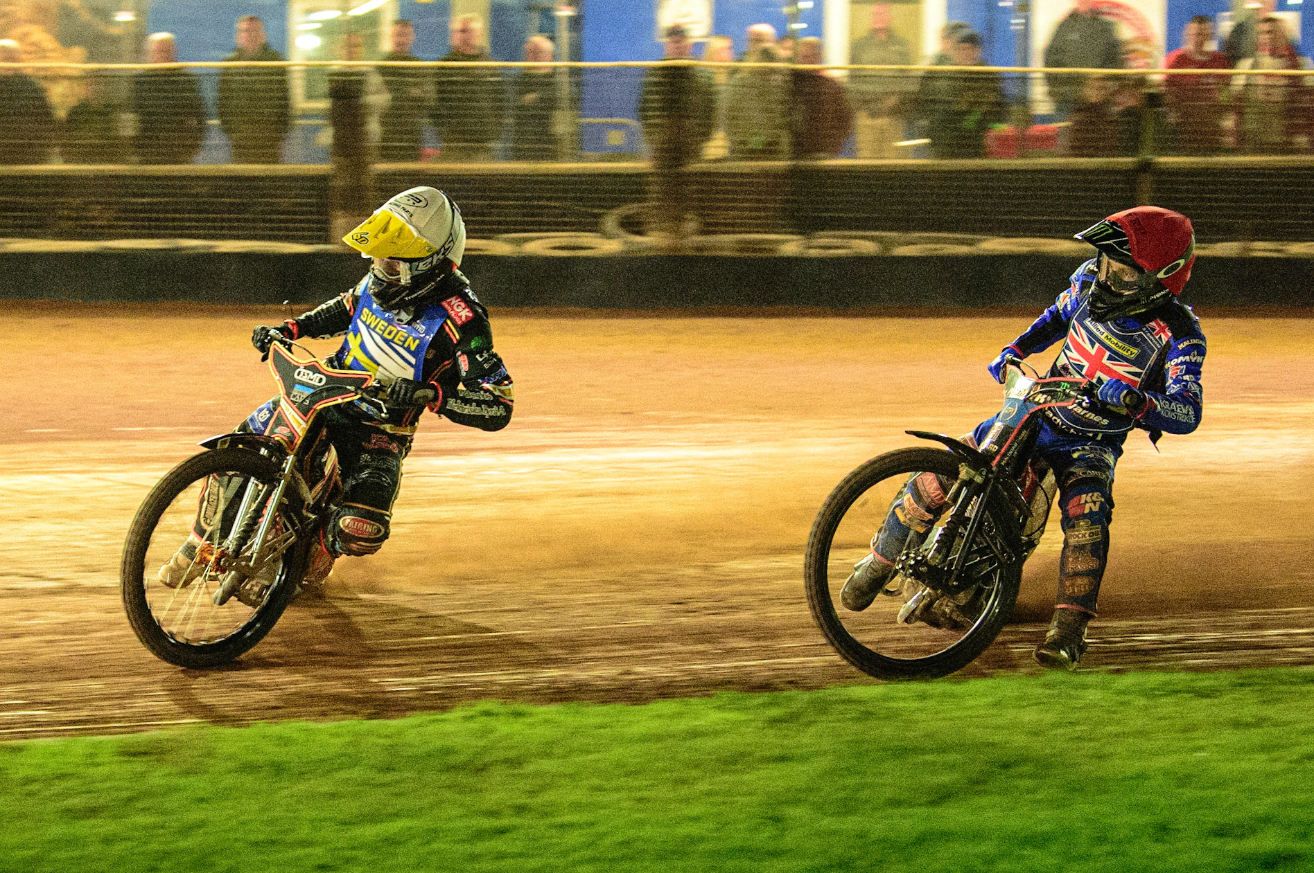Kim Nilsson (Sweden) (White) leads Dan Bewley (Great Britain) in the 1st/2nd place run off  during the FIM Speedway Grand Prix Challenge at the Peugeot Ashfield Stadium, Glasgow on Saturday 20th August 2022. (Credit: Ian Charles | MI News)