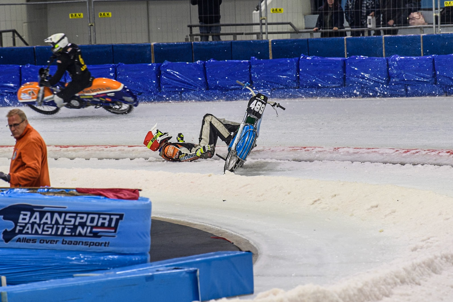 Melwin Björklin of Sweden falls when eating the Grand Final during the Roelof Thijs Bokaal, Ice Rink Thialf, Heerenveen, Netherlands on Friday 4th April 2025. (Photo: Ian Charles | MI News)
