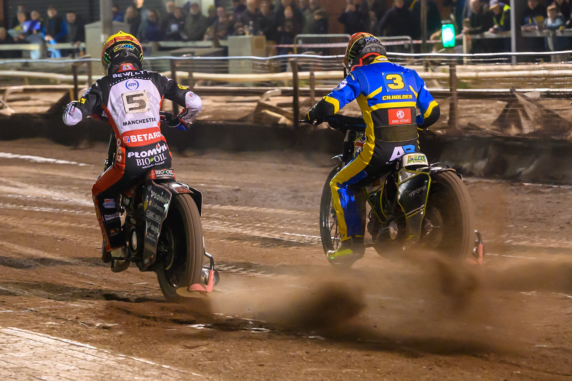 Dan Bewley of Belle Vue Aces in White and Chris Holder of Sheffield Tigers  in Red leave the start line during the Knockout Cup Northern Section match between Sheffield Tigers and Belle Vue Aces at Owlerton Stadium, Sheffield on Thursday 2nd April 2026. (Photo: Ian Charles | MI News)