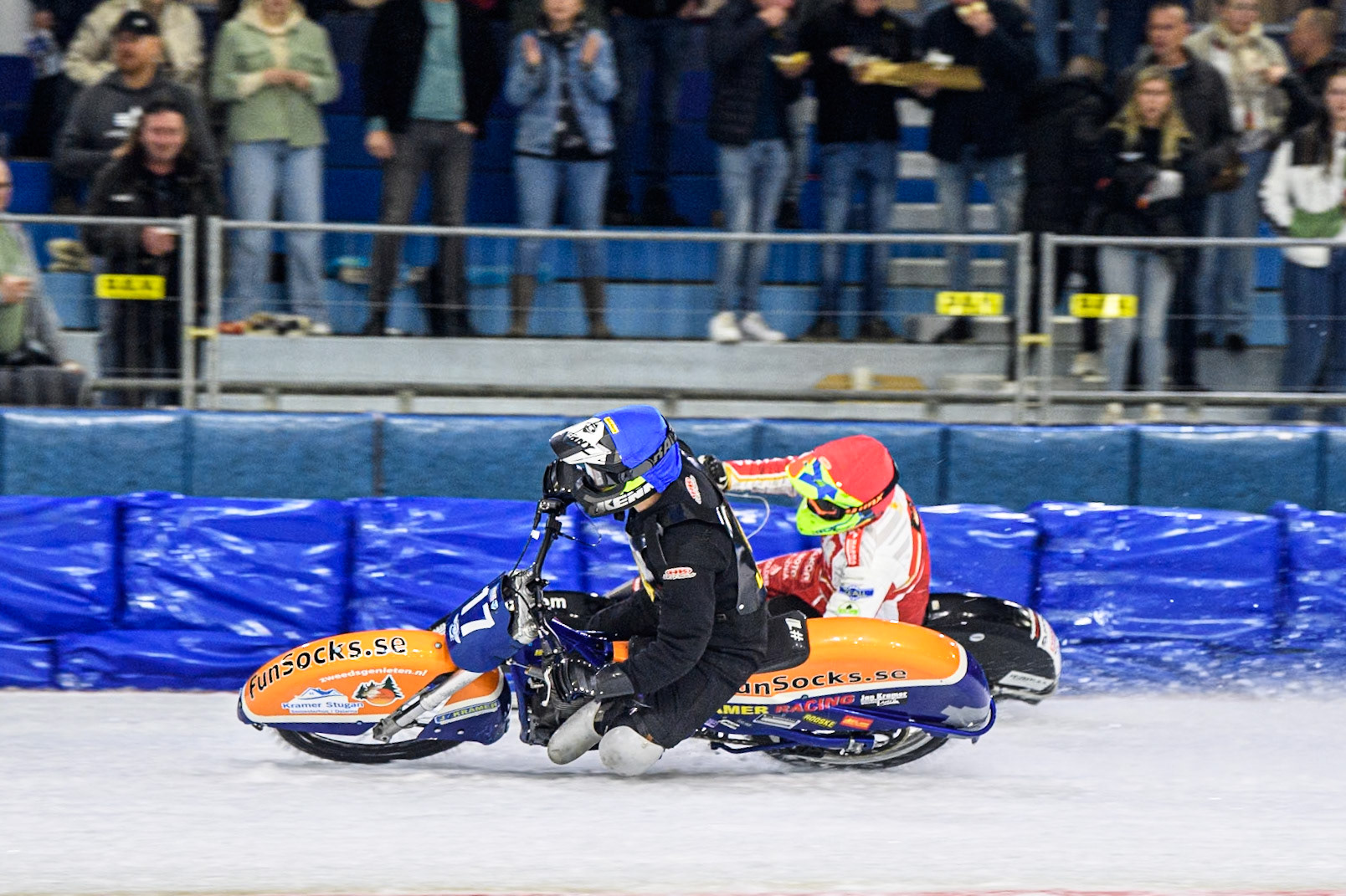 Leon Kramer of The Netherlands in Blue rides inside Michał Knapp of Poland in Red during the Roelof Thijs Bokaal, Ice Rink Thialf, Heerenveen, Netherlands on Friday 4th April 2025. (Photo: Ian Charles | MI News)