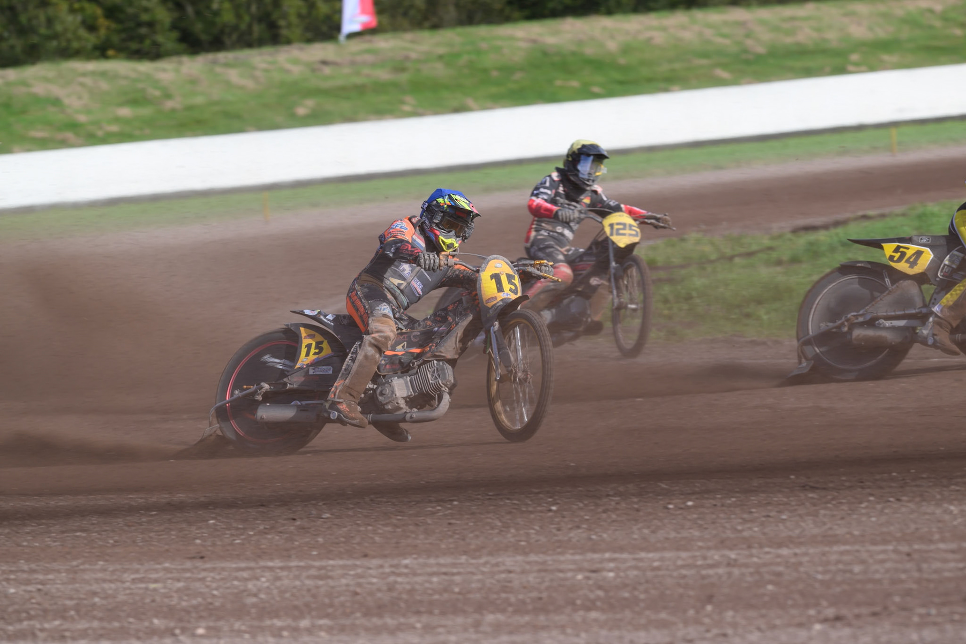 Wild Card Rider Romano Hummel (15) of The Netherlands in Blue leading Lukas Fienhage (125) of Germany in Yellow during the FIM Long Track World Championship Final 4, at the Speed Centre Roden, Netherlands on Sunday 21st September 2025. (Photo: Ian Charles | MI News)during the FIM Long Track World Championship Final 4, at the Speed Centre, Roden on Sunday 21st September 2025. (Photo: Ian Charles | MI News)
