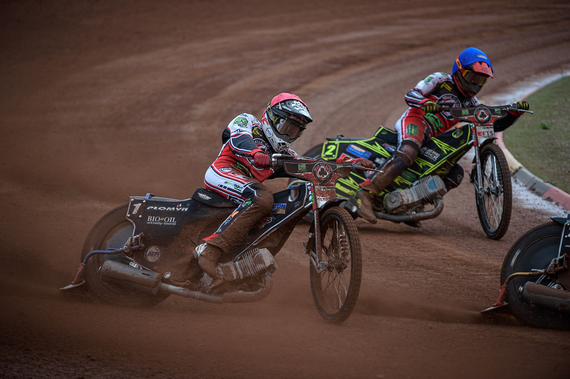 MANCHESTER, UK. AUGUST 30TH Dan Bewley  (Red) outside Jye Etheridge  (Blue) during the SGB Premiership match between Belle Vue Aces and Wolverhampton Wolves at the National Speedway Stadium, Manchester on Monday 30th August 2021. (Credit: Ian Charles | MI News)