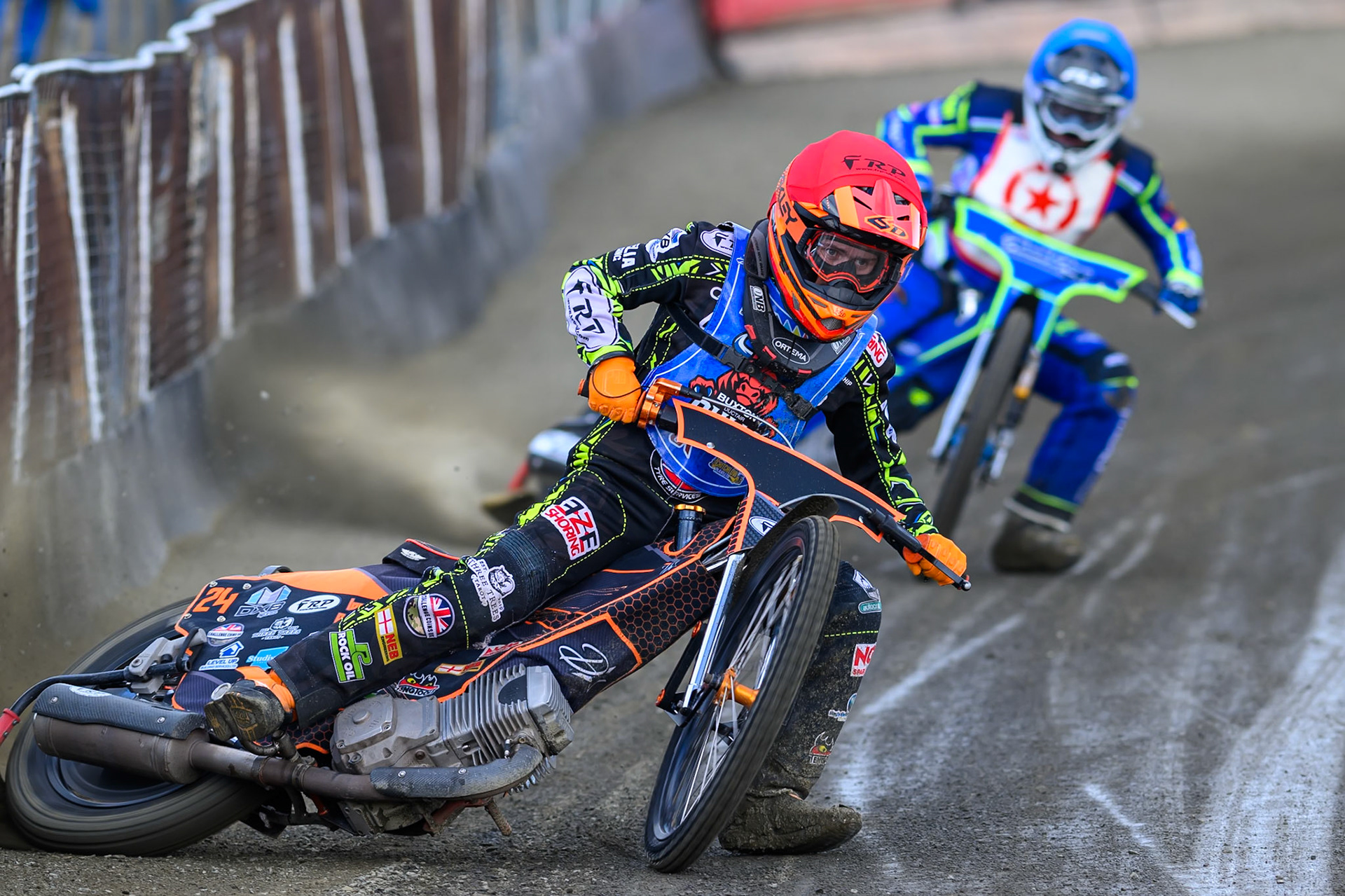 Jack Smith of Buxton Bulls  in Red leading Arran Butcher of 'The Potters' in Blue during the Regina Chains Fours at Buxton Speedway, Buxton on Sunday 5th April 2026. (Photo: Ian Charles | MI News)