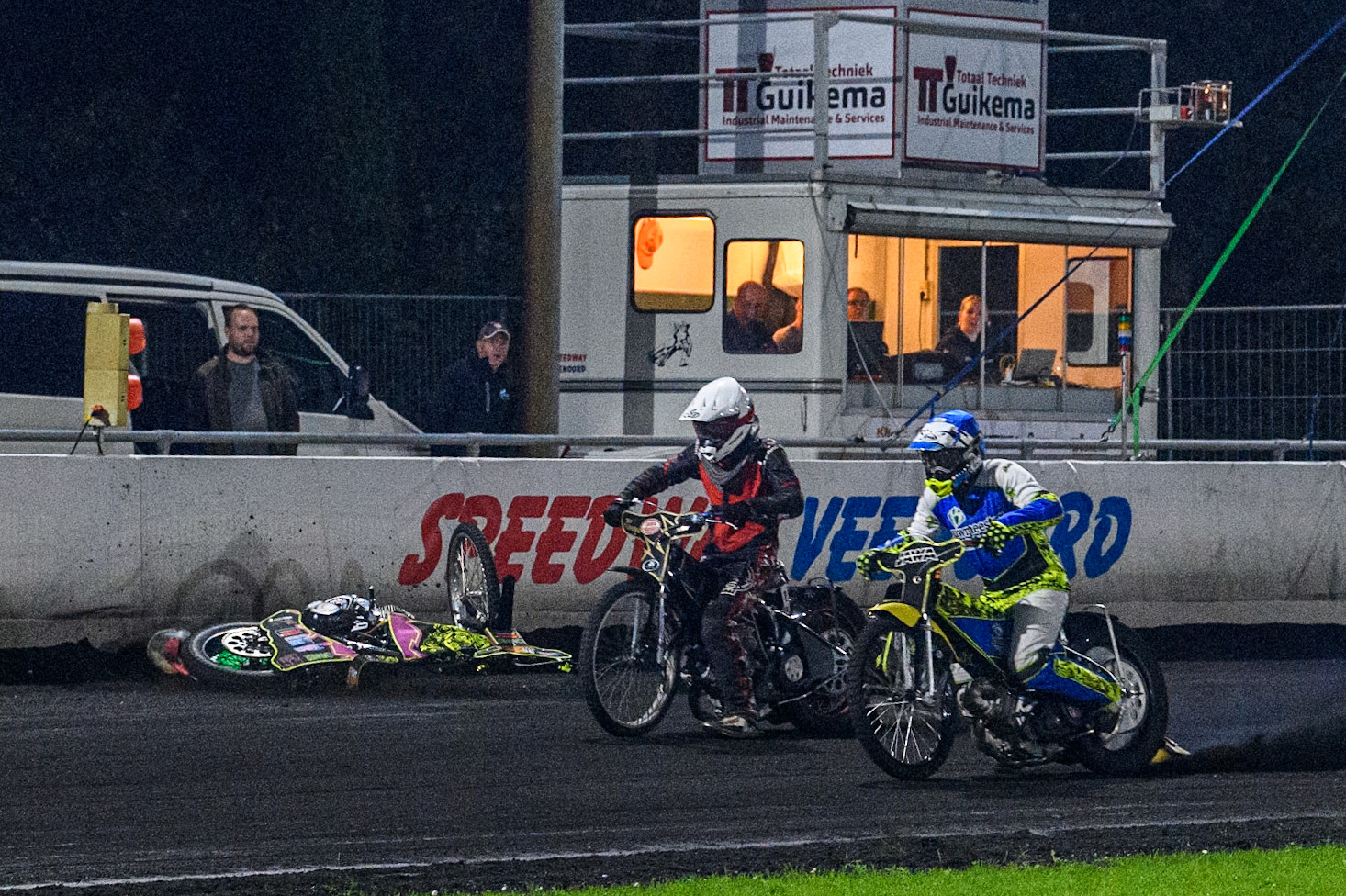 Wiebo Boumeester in Blue and Bjorn Boersma in White leave the start as Dominic Hamminga rears and falls at the start in the Veenoord Bokaal Support Class B Final during the Golden JOPA Helmet at Sportpark Veenoord, Veenoord, Netherlands on Saturday 21st September 2024. (Photo: Ian Charles | MI News)