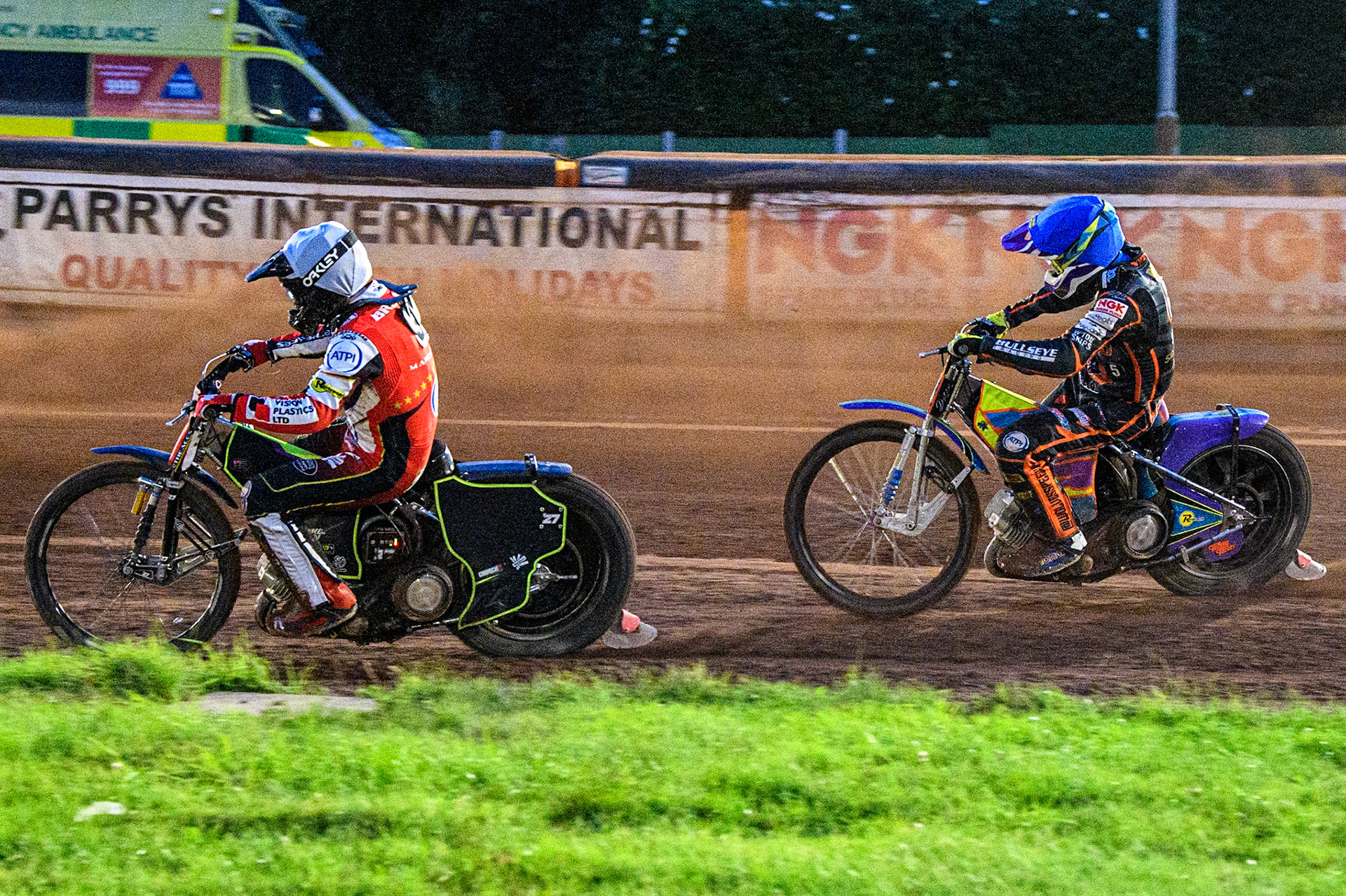 Tom Brennan (White) leads Rory Schlein (Blue) during the Sports Insure Premiership match between Wolverhampton Wolves and Belle Vue Aces at Monmore Green Stadium, Wolverhampton on Monday 10th July 2023. (Photo: Ian Charles | MI News)