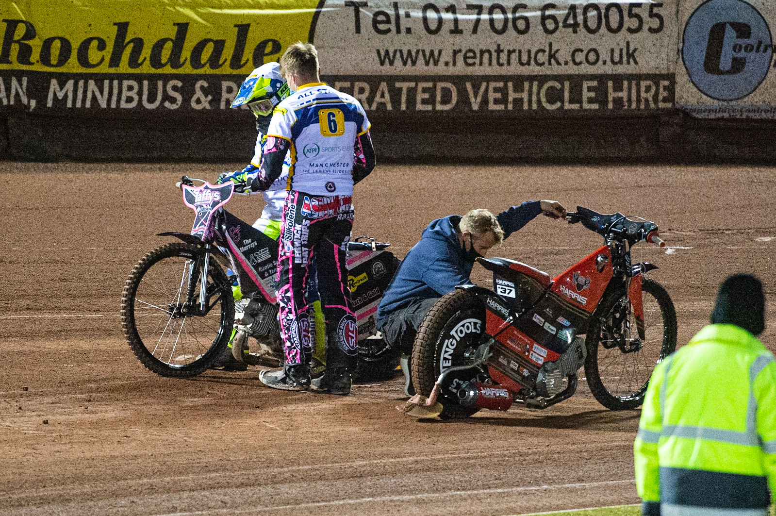 Photo: Ian CharlesChris Harris of the 'ATPI' All Stars suffers machine problems so borrows a bike belonging to team mate Leon Flint (6)Belle Vue ‘Bikerite ’Aces v ‘ATPI’ All Stars, Premiership Challenge, National Speedway Stadium, Manchester Thursday  24  September  2020