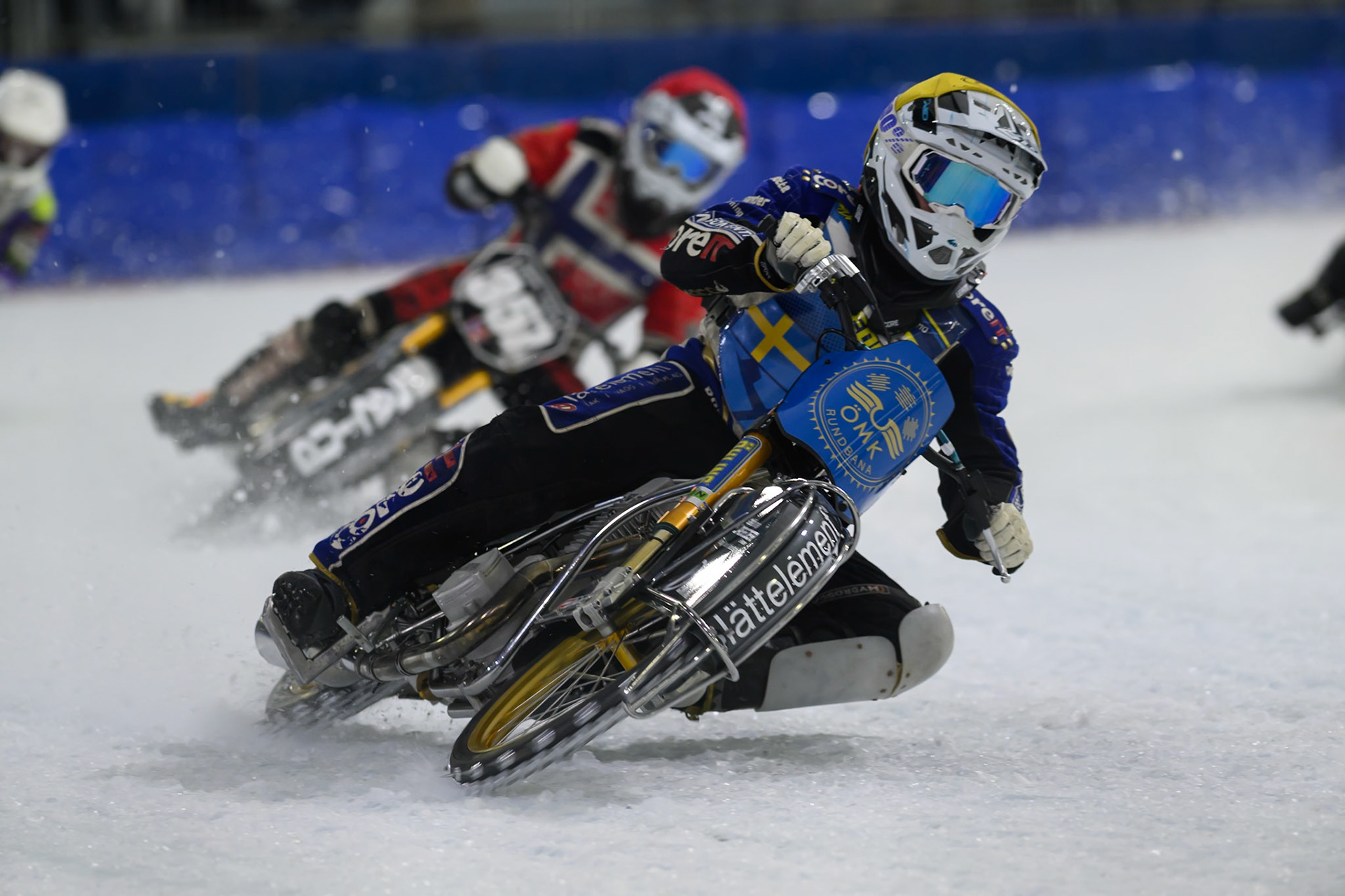 Jimmy Hörnell of Sweden  in Yellow leading Jo Saetre of Norway  in Red during the ROELOF THIJS BOKAAL at Ice Rink Thialf, Heerenveen on Friday 10th April 2026.  (Photo: Ian Charles | MI News)