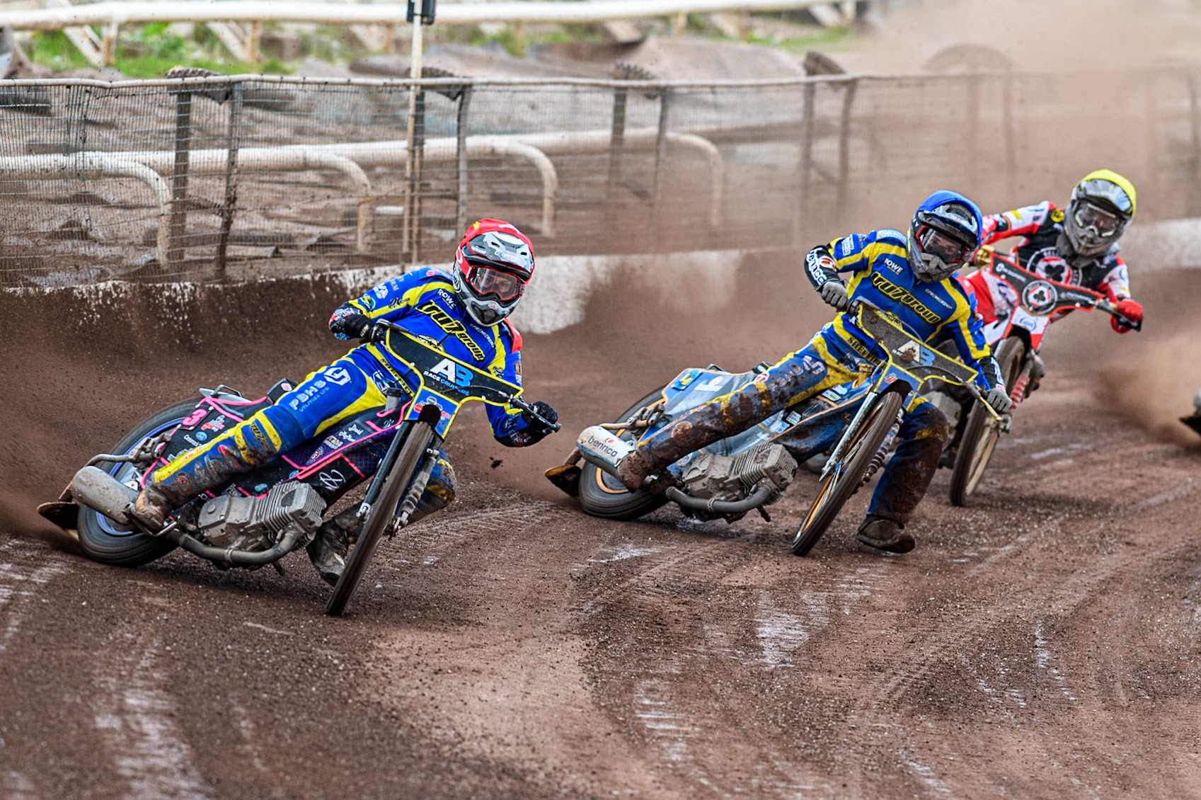 Josh Pickering of Sheffield Tigers in Red and Justin Sedgmen of Sheffield Tigers in Blue leading Norick Blödorn of Belle Vue Aces in Blue during the Rowe Motor Oil Premiership match between Sheffield Tigers and Belle Vue Aces at Owlerton Stadium, Sheffield on Monday 5th May 2025. (Photo: Ian Charles | MI News)
