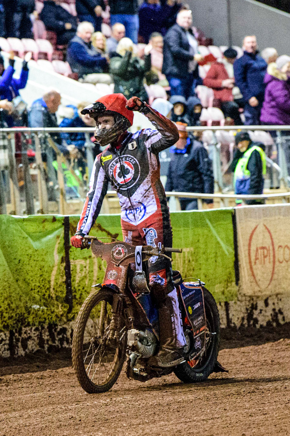 Brady Kurtz waves to the crowd in celebration  during the Grant Henderson Pairs at the National Speedway Stadium, Manchester on Thursday 27th October 2022. (Credit: Ian Charles | MI NEWS)