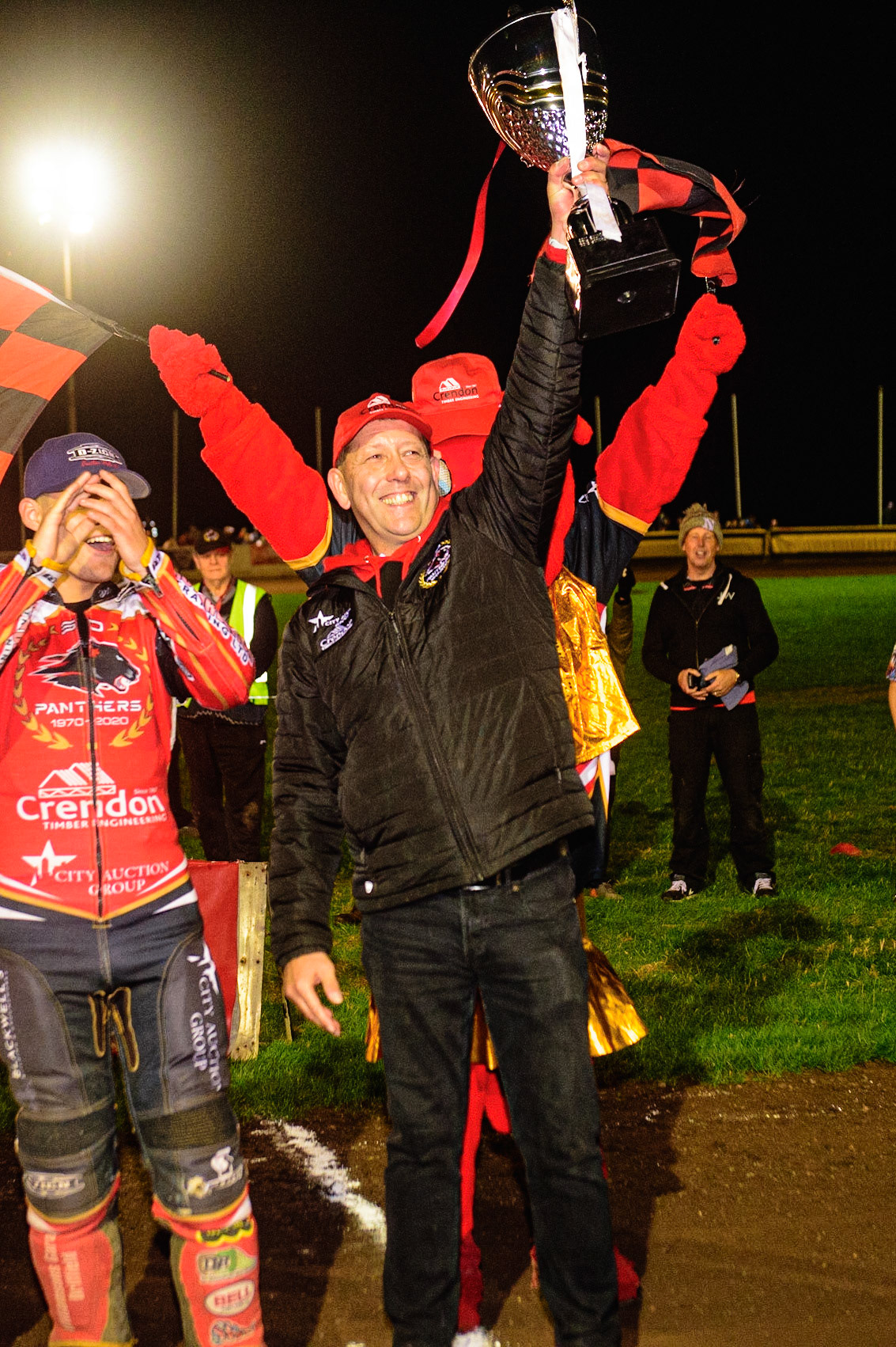 PETERBOROUGH, UK. OCT 14TH \ppm raises the trophy in delight during the SGB Premiership Grand Final 2nd leg between Peterborough and Belle Vue Aces at East of England Showground, Peterborough on Thursday 14th October 2021. (Credit: Ian Charles | MI News)