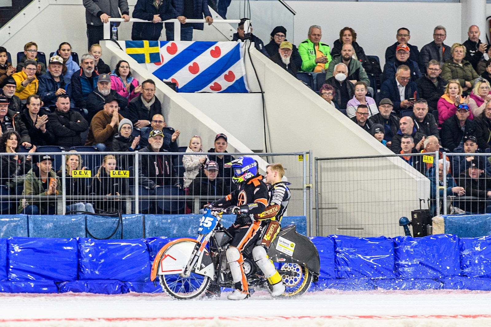 Sebastian Reitsma (125) of The Netherlands gives Heikki Huusko (67) of Finland a ride back to the pits after his fall in Heat 17 during the FIM Ice Speedway Gladiators World Championship, Final 4 at the Ice Stadium, Thialf, Heerenveen on Sunday 6th April 2025. (Photo: Ian Charles | MI News)