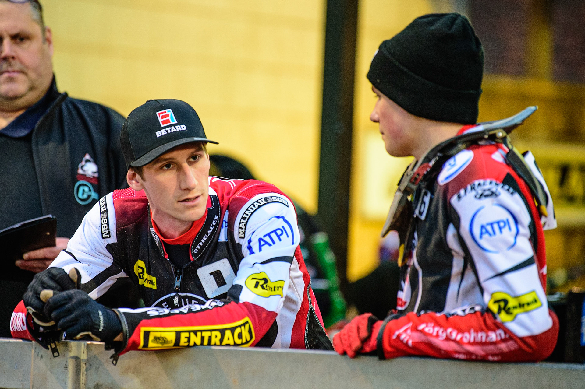 SHEFFIELD, UK. APR 14TH  Max Fricke  (left) chats with Norick Blödorn    during the SGB Premiership League Cup match between Sheffield Tigers and Belle Vue Aces at Owlerton Stadium, Sheffield on Thursday 14th April 2022. (Credit: Ian Charles | MI News)