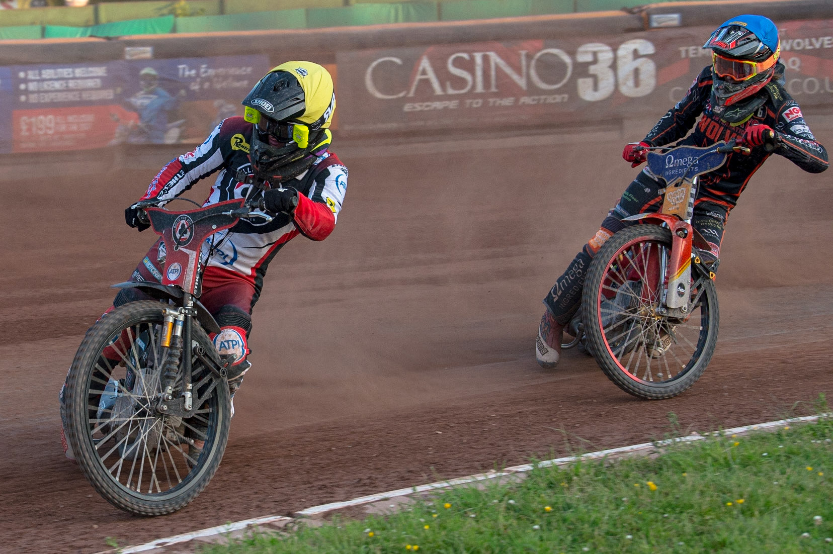 WOLVERHAMPTON, UK. JUN 20TH Tom Brennan  (Yellow) leads Drew Kemp  (Blue) during the SGB Premiership match between Wolverhampton Wolves and Belle Vue Aces at Monmore Green Stadium, Wolverhampton on Monday 20th June 2022. (Credit: Ian Charles | MI News)