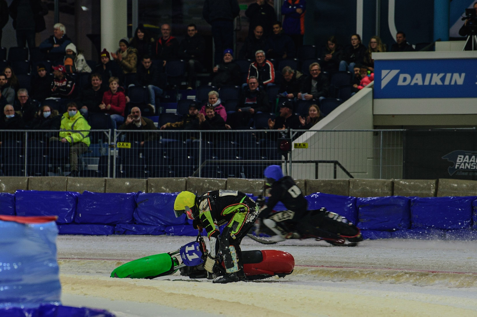 HEERENVEEN, NL. APR 1. Benedikt Monn tries to stand his bike up after his spin off as Henri Ahlbom wins the final by default  during the ROLOEF THIJS BOKAAL  at Ice Rink Thialf, Heerenveen on Friday 1st April 2022. (Credit: Ian Charles | MI News)