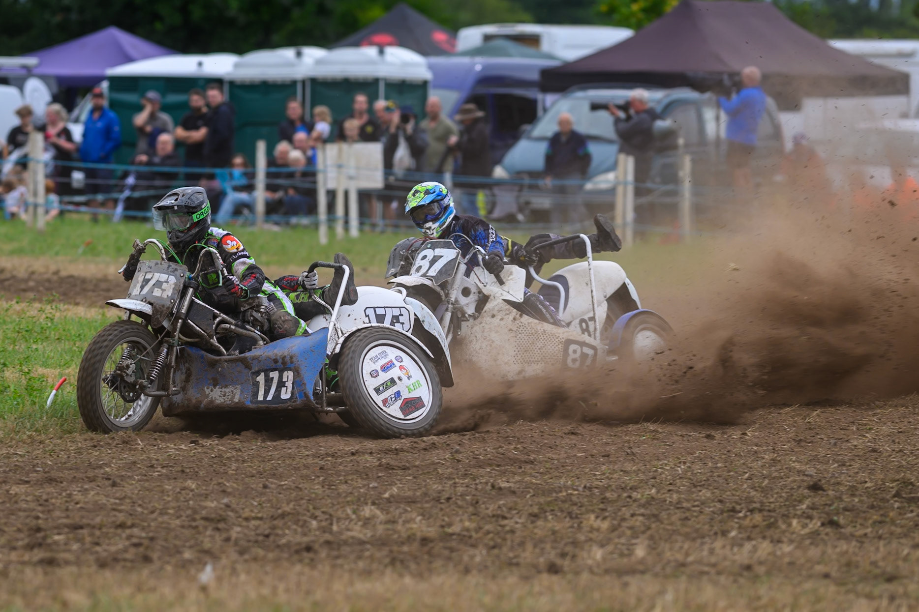 Bradley Reynolds and Conor Measor (173) leading Rob Bradley and Jake Liversidge (87) in the 1000cc Sidecar class during the ACU Northern Grass Track Riders Championship at Cheshire Grass Track Club, Frog Lane, Knutsford, Cheshire on Sunday 20th July 2025. (Photo: Ian Charles | MI News)