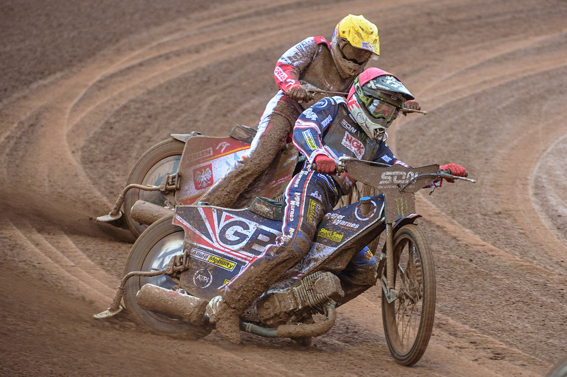 MANCHESTER, UK. OCT 17TH Dan Bewley of Great Britain (Red) leads Maciej Janowski of Poland (Yellow) during the Monster Energy FIM Speedway of Nations at the National Speedway Stadium, Manchester on Sunday  17th October 2021. (Credit: Ian Charles | MI News)