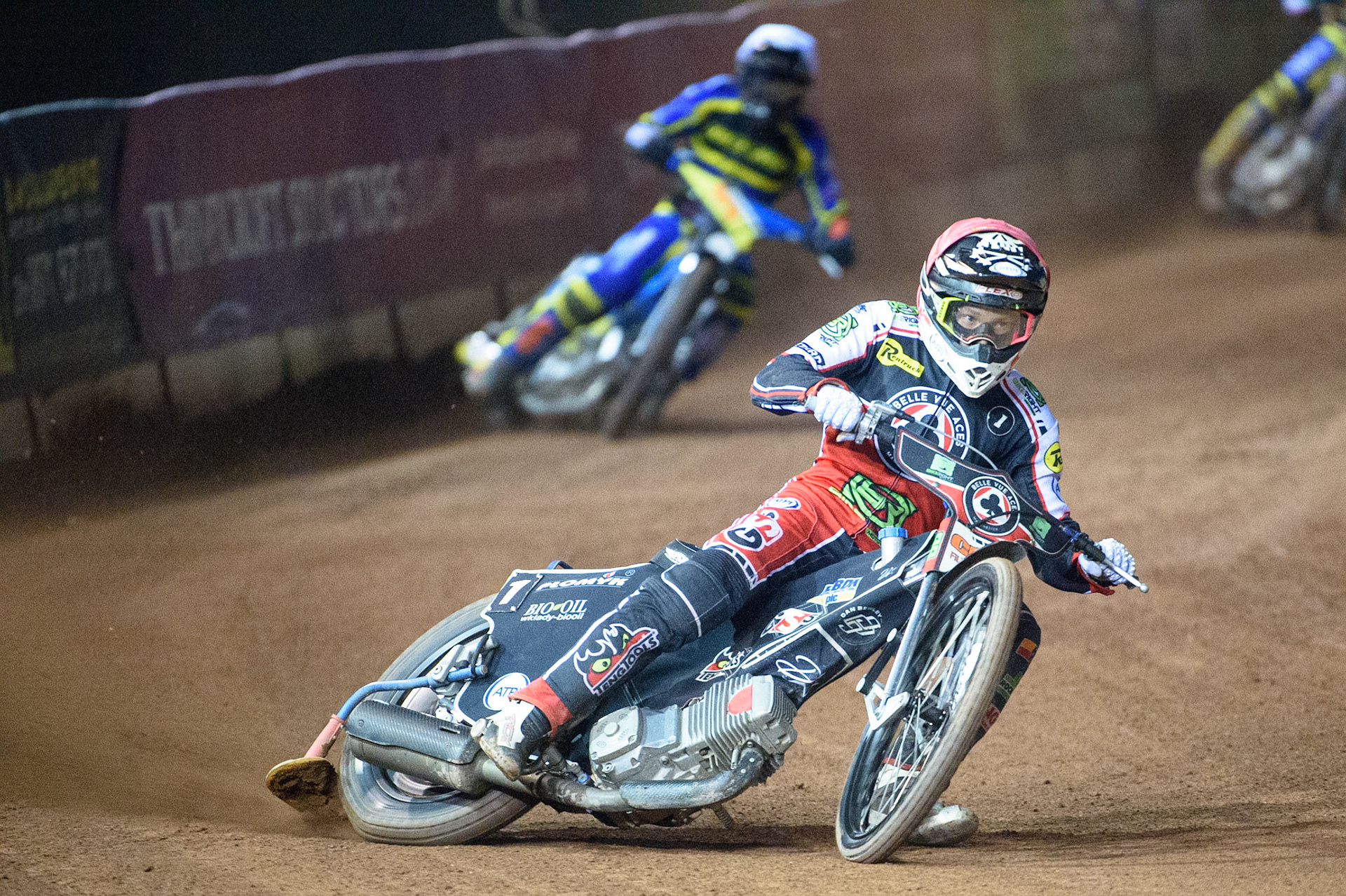 MANCHESTER, UK. SEPT 6TH  Dan Bewley  (Red) leads Adam Ellis  (White) during the SGB Premiership match between Belle Vue Aces and Sheffield Tigers at the National Speedway Stadium, Manchester on Monday 6th September 2021. (Credit: Ian Charles | MI News)