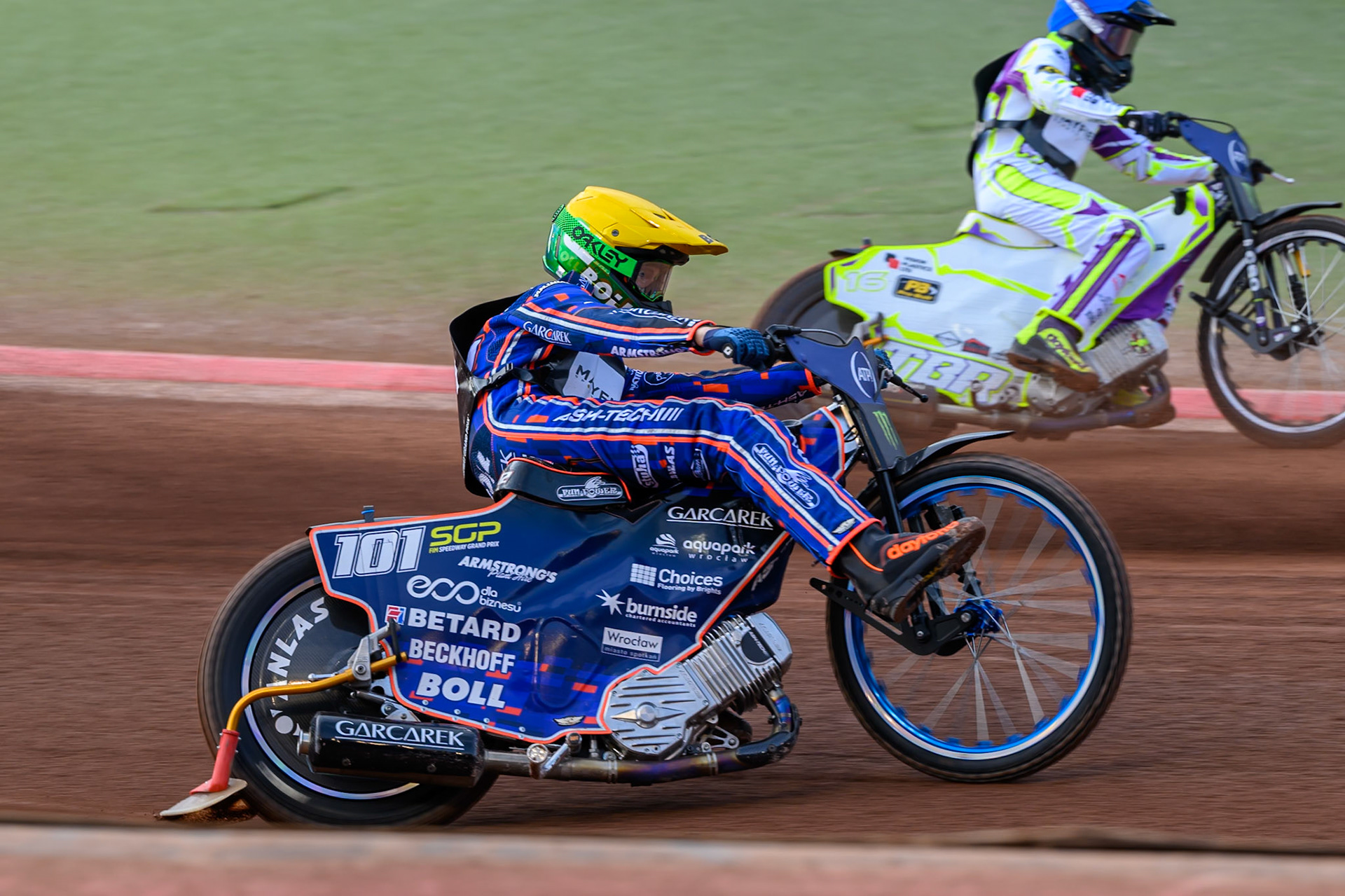 Brady Kurtz (101) of Australia in Yellow rides outside Wild Card Tom Brennan (16) of Great Britain in Blue during the ATPI  FIM Speedway GP of Manchester at the National Speedway Stadium, Manchester on Friday 5th June 2026. (Photo: Ian Charles | MI News)