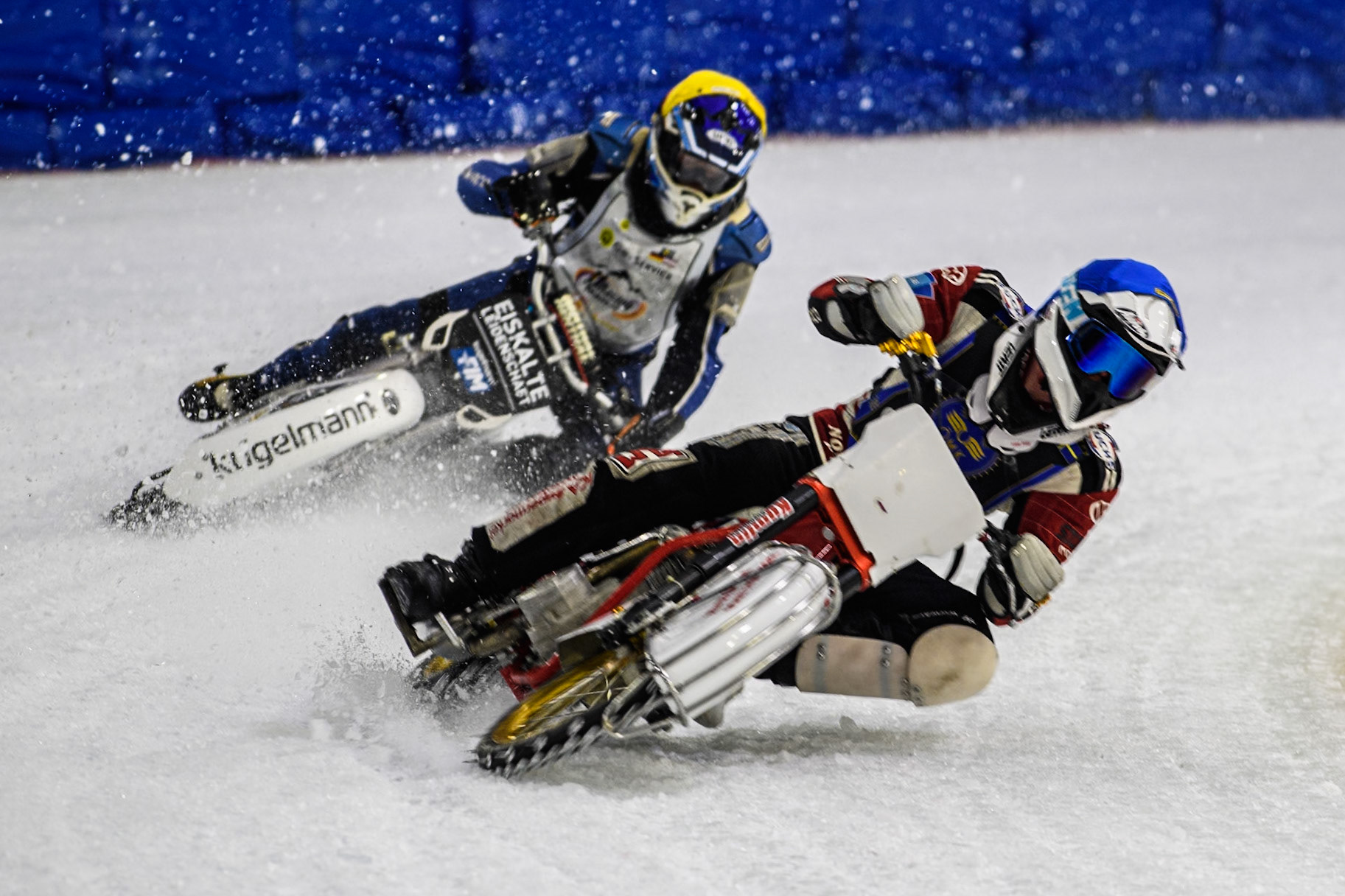 Robin Häggström of Sweden in Blue leading Reinhard Greisel of Germany in Yellow during the Roelof Thijs Bokaal, Ice Rink Thialf, Heerenveen, Netherlands on Friday 4th April 2025. (Photo: Ian Charles | MI News)