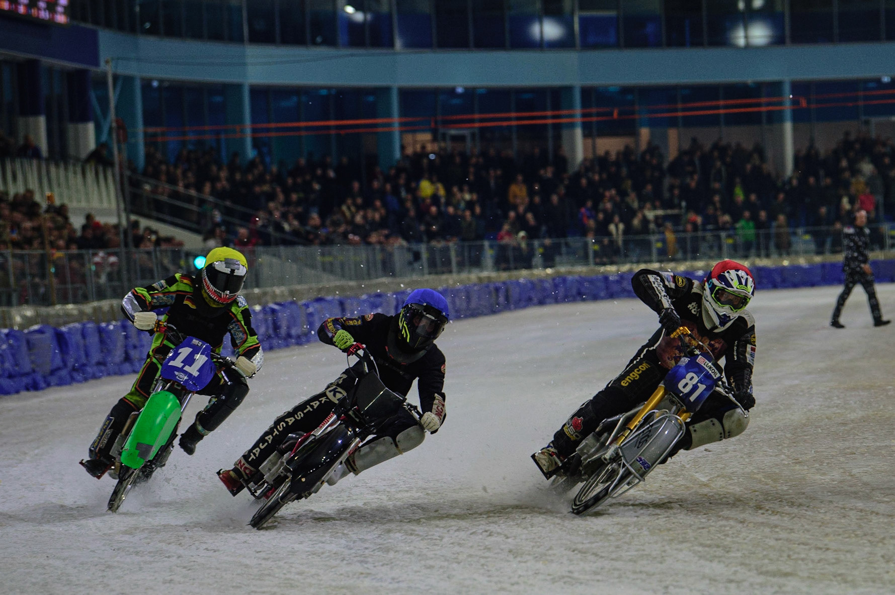 HEERENVEEN, NL. APR 1. Final Re Run 1: Jimmy Olsén (Red) inside Henri Ahlbom (Blue) and Benedikt Monn (Yellow)  during the ROLOEF THIJS BOKAAL  at Ice Rink Thialf, Heerenveen on Friday 1st April 2022. (Credit: Ian Charles | MI News)