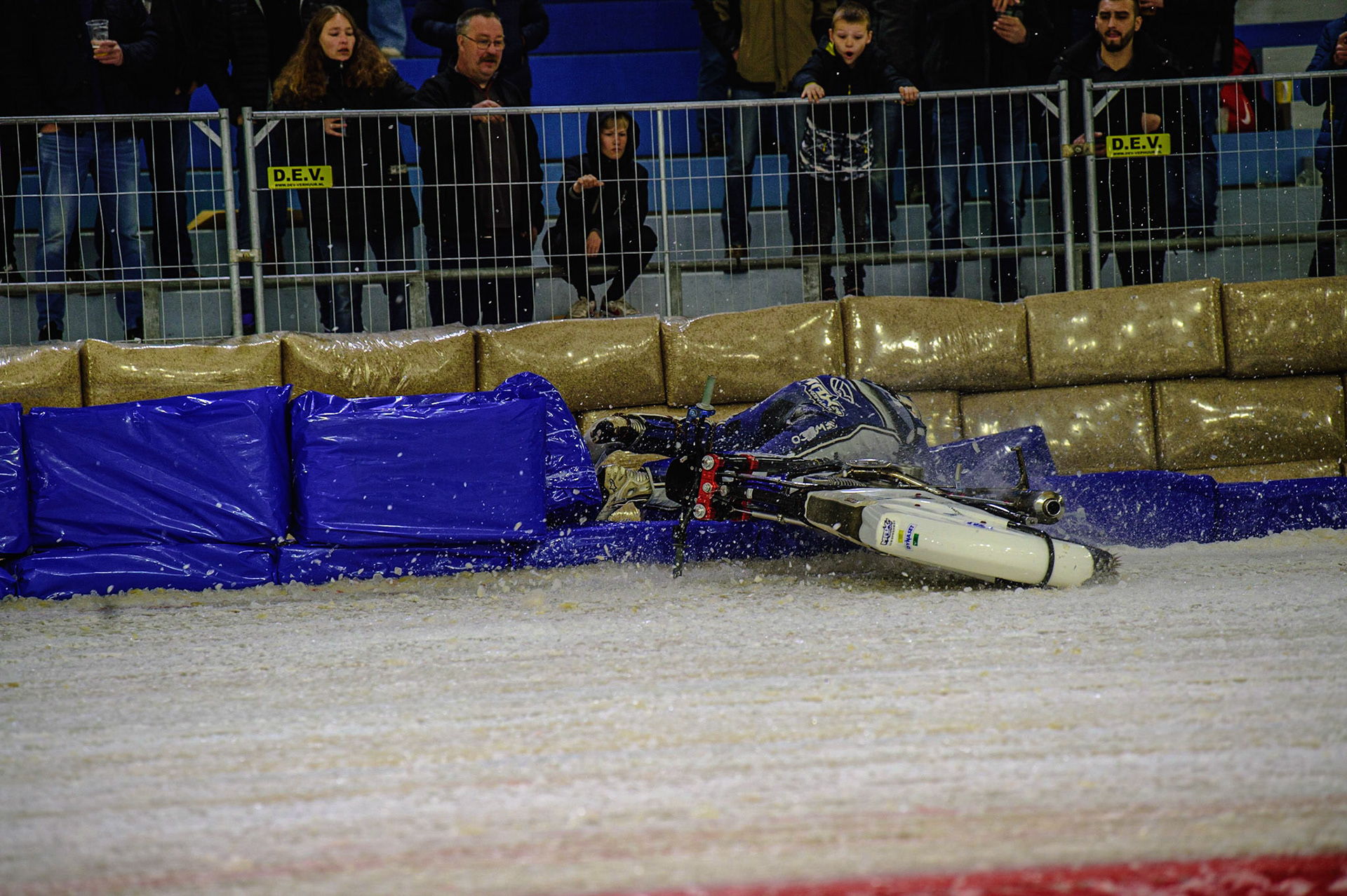 HEERENVEEN, NL.  Max Koivula (24) spins off during the FIM Ice Speedway Gladiators World Championship Final 4 at Ice Rink Thialf, Heerenveen on Sunday  3 April 2022. (Credit: Ian Charles | MI News)