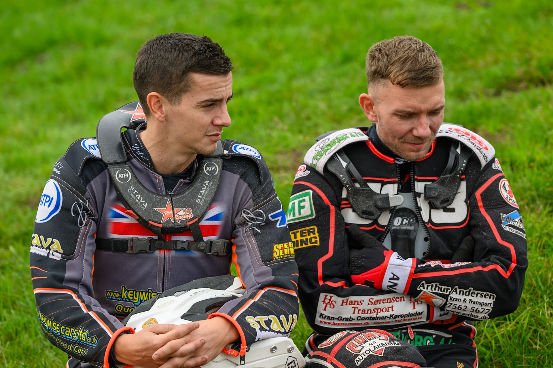 Zach Wajtknecht (109) of Great Britain (Left) chats with Kenneth Kruse Hansen (333) of Denmark during the FIM Long Track World Championship Final 4, at the Speed Centre Roden, Netherlands on Sunday 21st September 2025. (Photo: Ian Charles | MI News)
