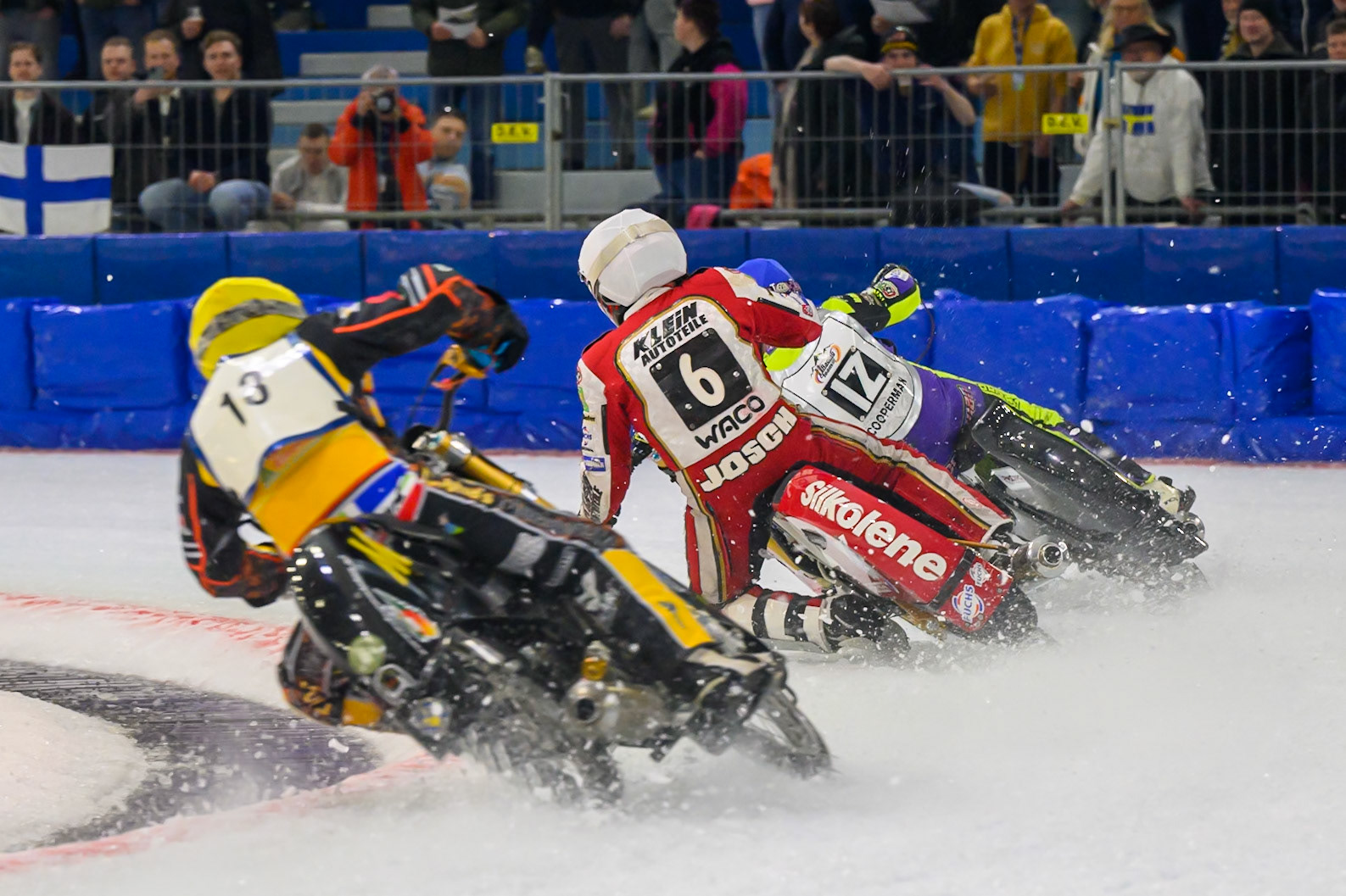 Remon Huizinga of The Netherlands in Yellow chases Josef Kreuzberger of Austria  in White and Paul Cooper of Great Britain  in Blue during the ROELOF THIJS BOKAAL at Ice Rink Thialf, Heerenveen on Friday 10th April 2026.  (Photo: Ian Charles | MI News)