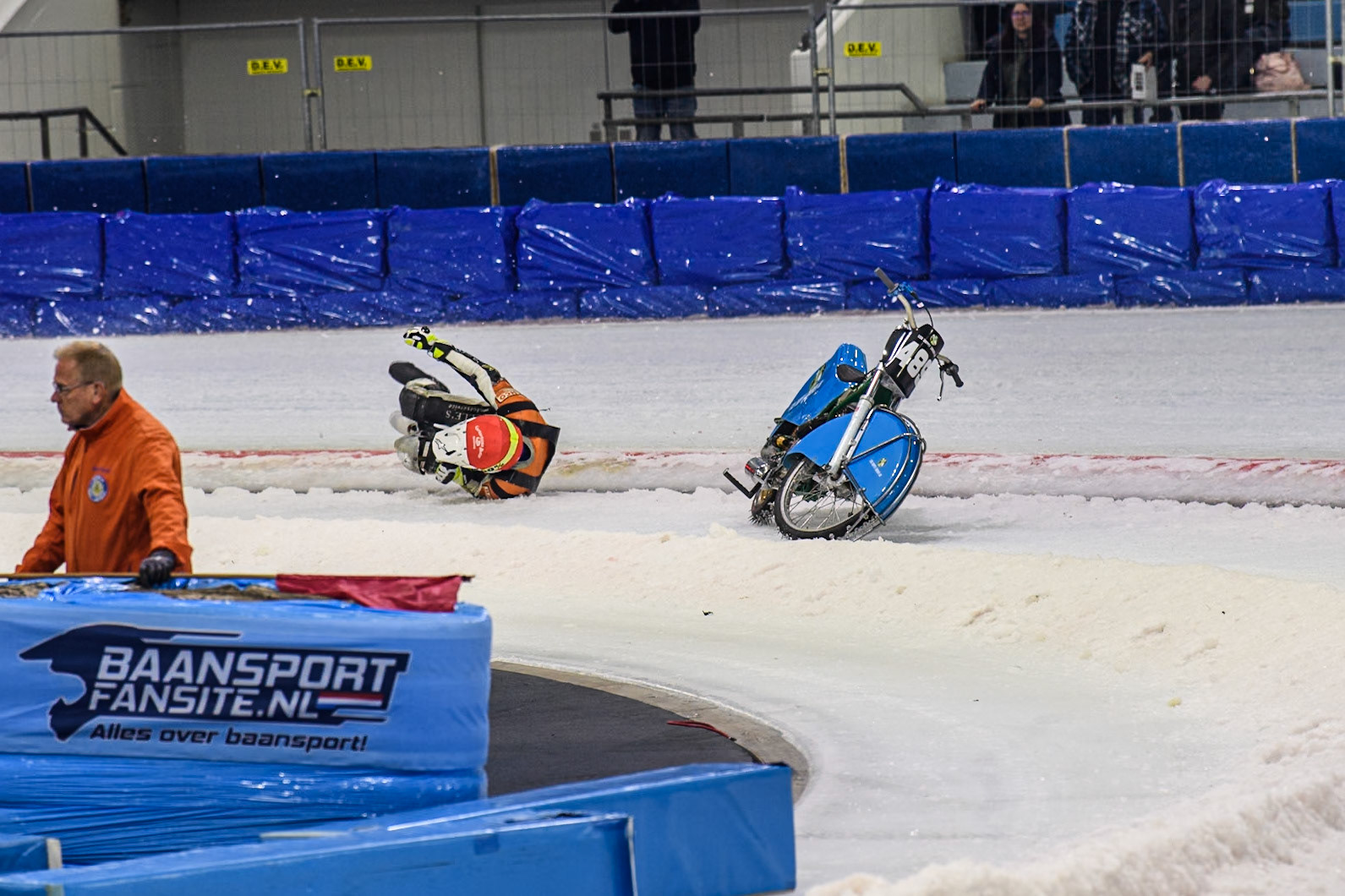 Melwin Björklin of Sweden falls when eating the Grand Final during the Roelof Thijs Bokaal, Ice Rink Thialf, Heerenveen, Netherlands on Friday 4th April 2025. (Photo: Ian Charles | MI News)