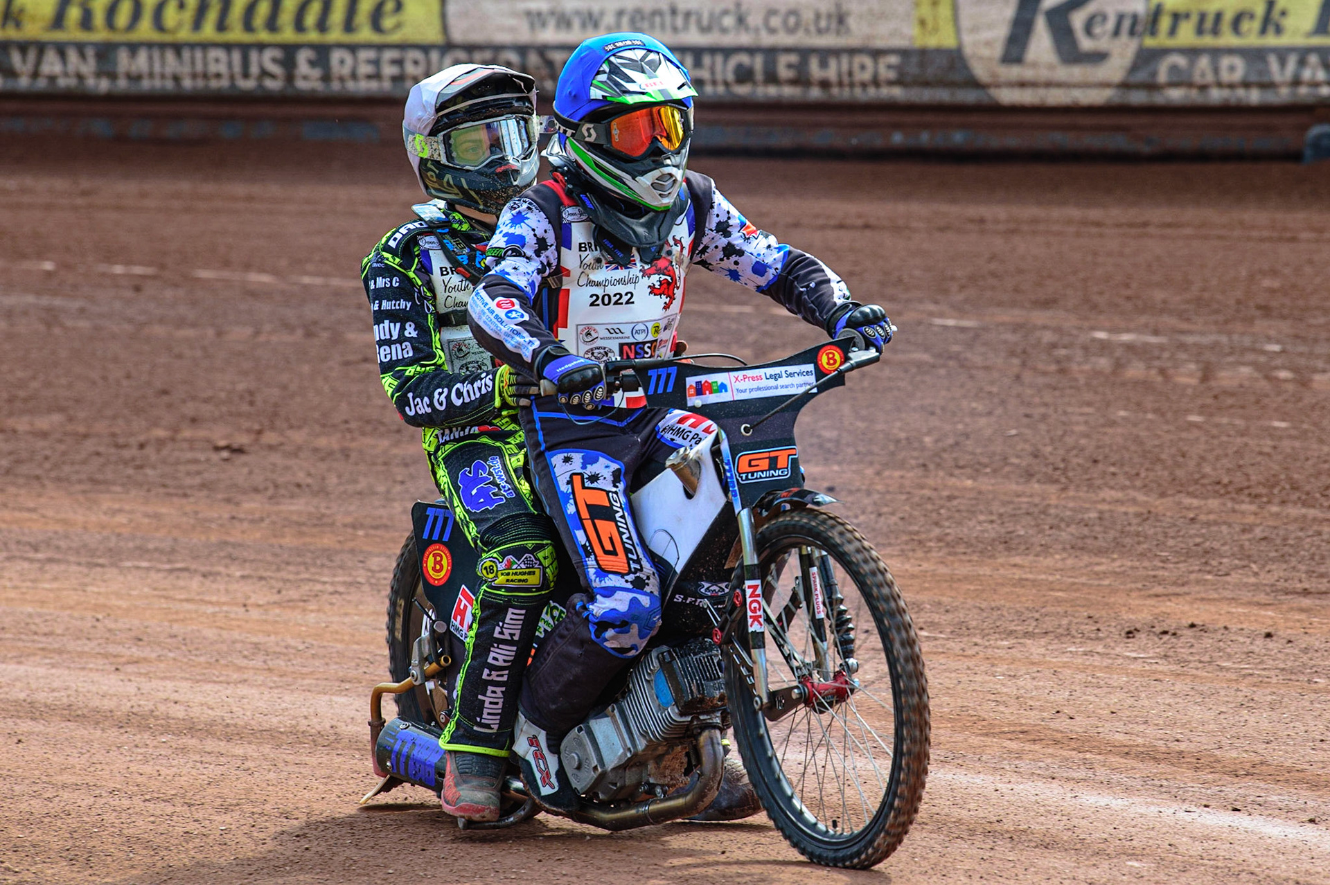 MANCHESTER, UK. JUN 3RD Billy Budd (777) gives Ace Pijper (696) a lift back to the pits after Pijper’s machine failed at the end of the first heat during the British Youth Speedway Championship (Round 4)  at the National Speedway Stadium, Manchester on Friday 3rd June 2022. (Credit: Ian Charles | MI News)