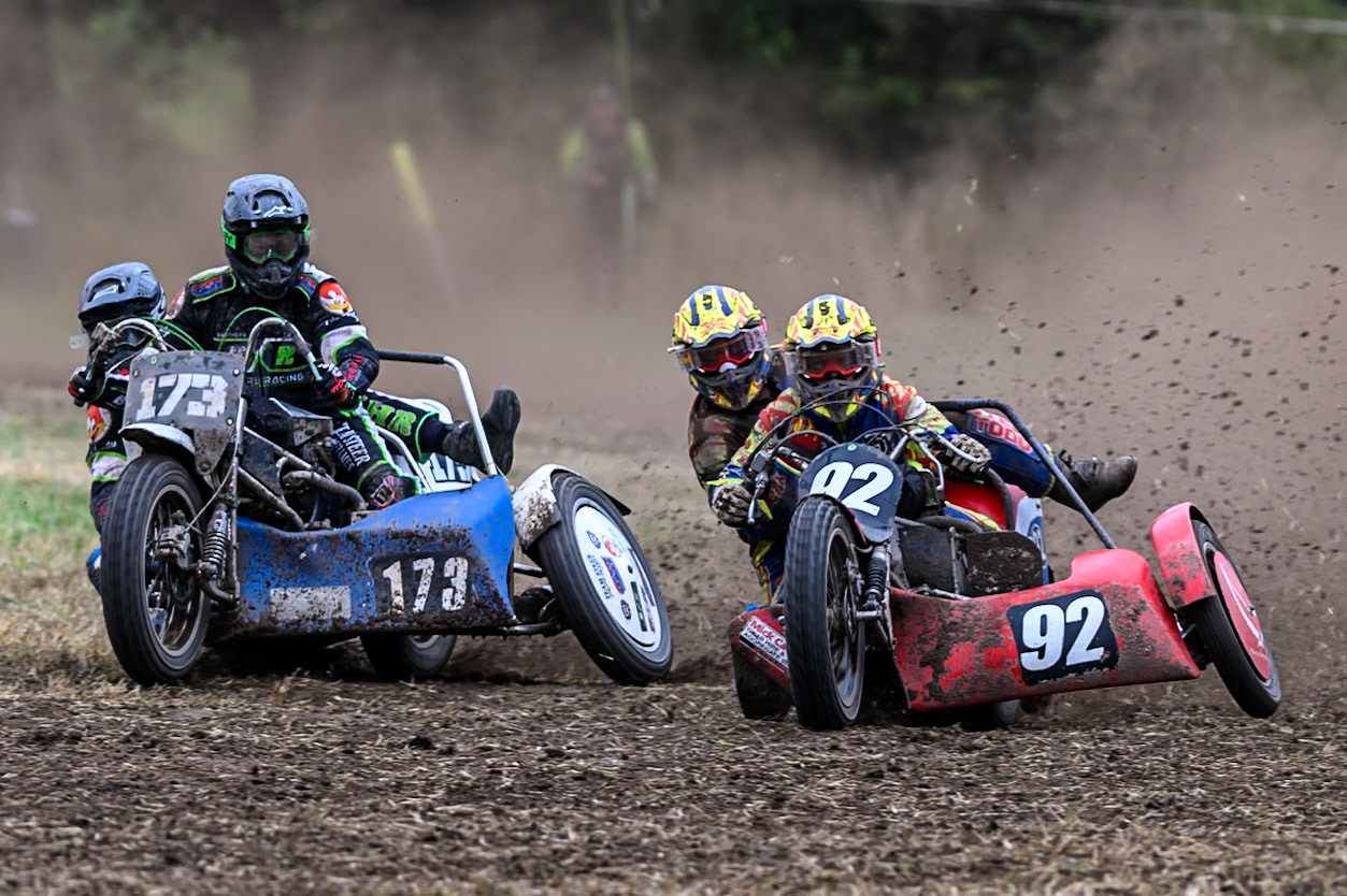 Paul Whitlam and Richard Webb (92) leading Bradley Renolds and Conor Measor (173) in the 1000cc Sidecar class during the ACU Northern Grass Track Riders Championship at Cheshire Grass Track Club, Frog Lane, Knutsford, Cheshire on Sunday 20th July 2025. (Photo: Ian Charles | MI News)