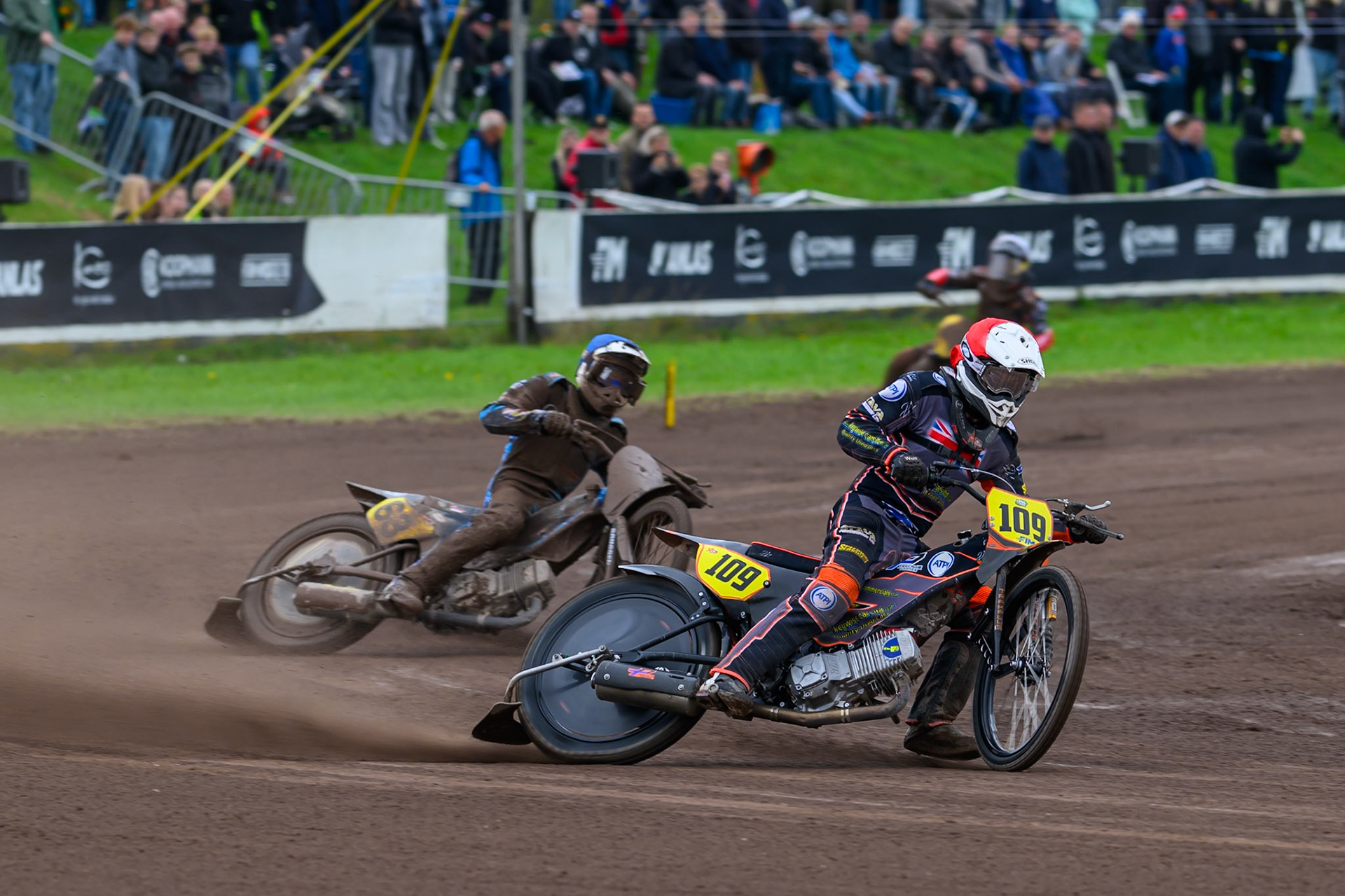 Zach Wajtknecht (109) of Great Britain in Red leading Dave Meijerink (63) of The Netherlands in Blue during the FIM Long Track World Championship Final 4, at the Speed Centre Roden, Netherlands on Sunday 21st September 2025. (Photo: Ian Charles | MI News)during the FIM Long Track World Championship Final 4, at the Speed Centre, Roden on Sunday 21st September 2025. (Photo: Ian Charles | MI News)