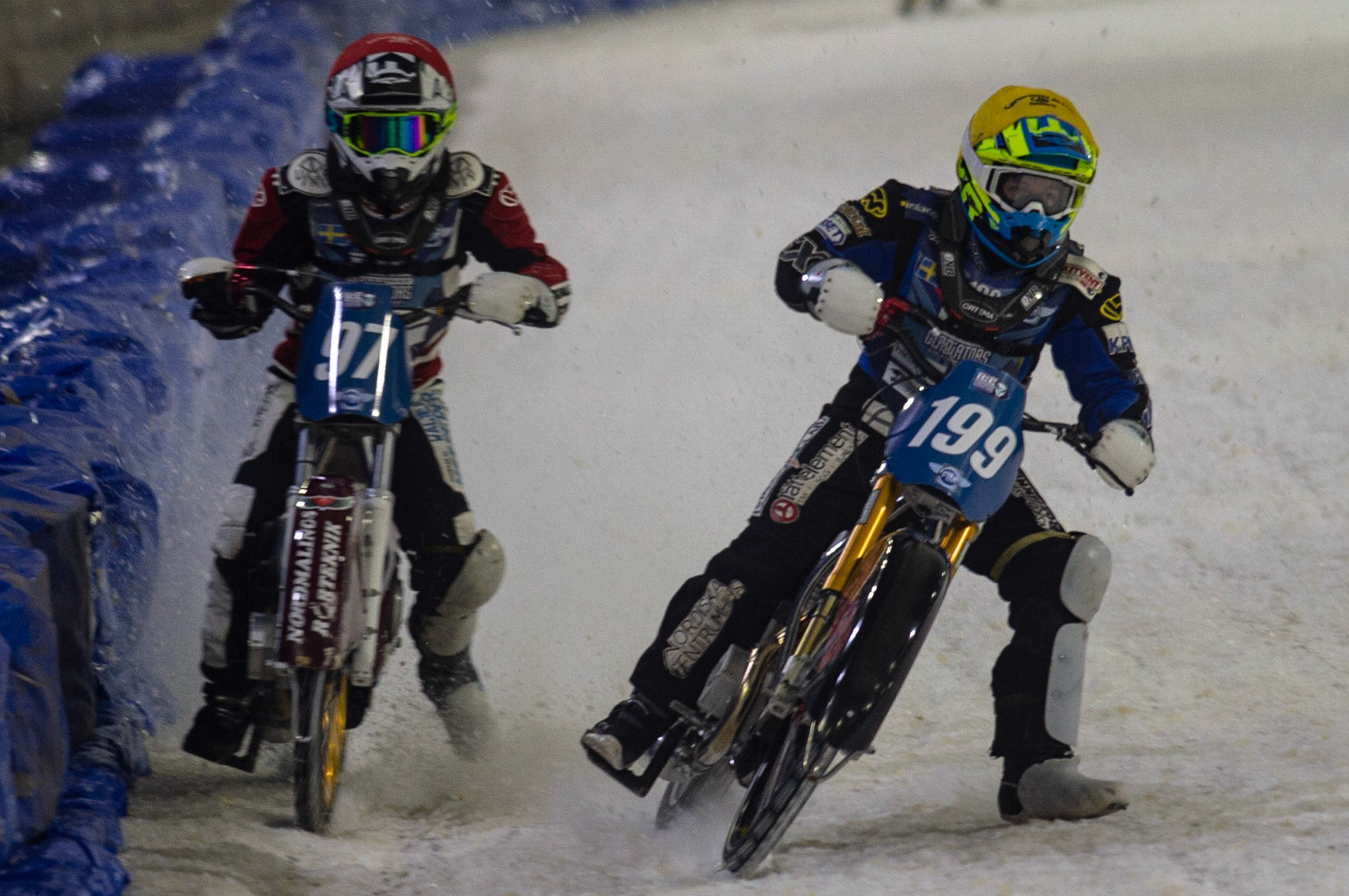 HEERENVEEN, NL. Martin Hååruhiltunen (199)  (Yellow) passes Ove Ledström (97)  (Red) during the FIM Ice Speedway Gladiators World Championship Final 3 at Ice Rink Thialf, Heerenveen on Saturday  2 April 2022. (Credit: Ian Charles | MI News)