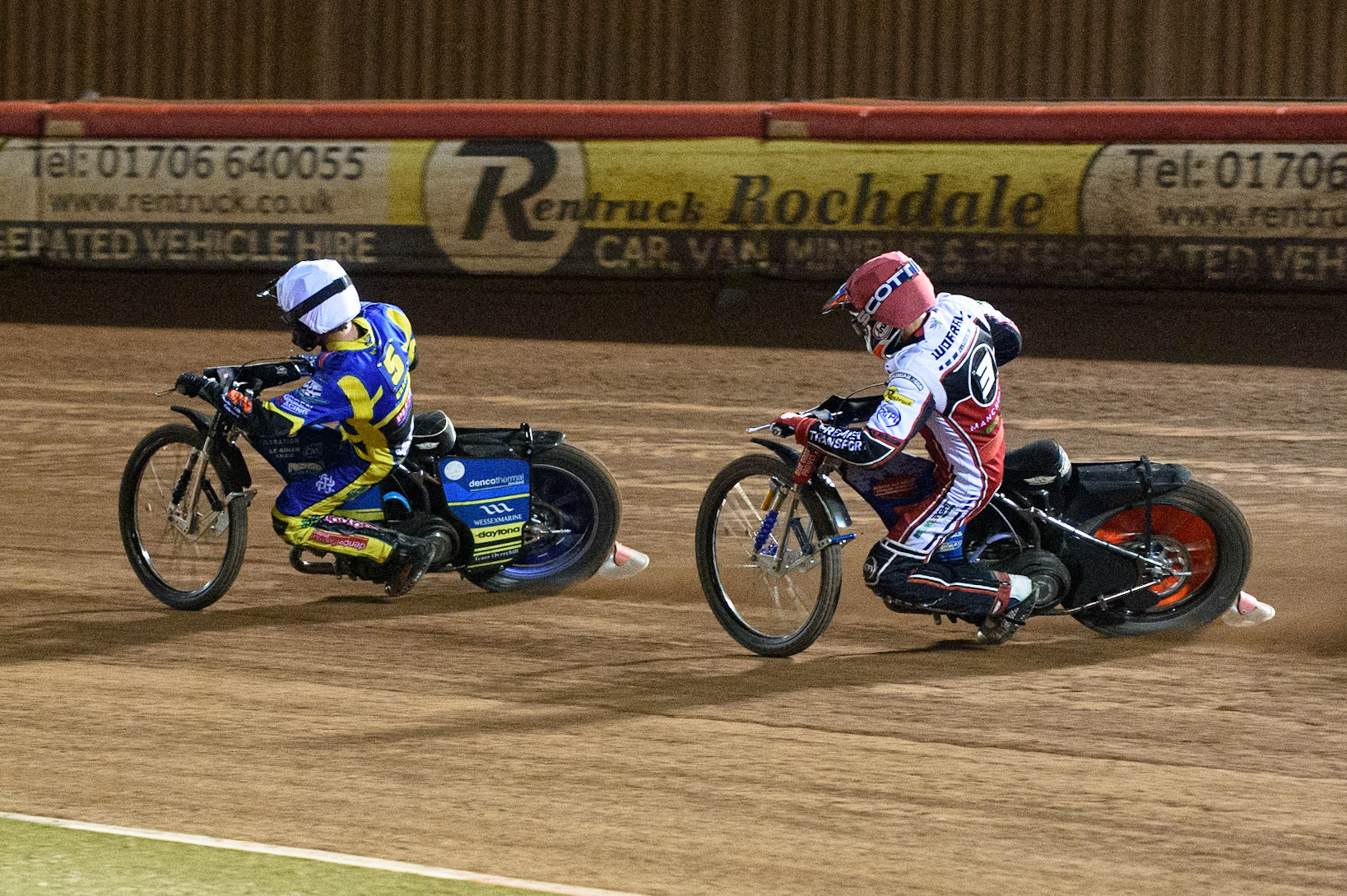 MANCHESTER, UK. SEPT 6TH  Adam Ellis  (White) leads Steve Worrall  (Red) during the SGB Premiership match between Belle Vue Aces and Sheffield Tigers at the National Speedway Stadium, Manchester on Monday 6th September 2021. (Credit: Ian Charles | MI News)